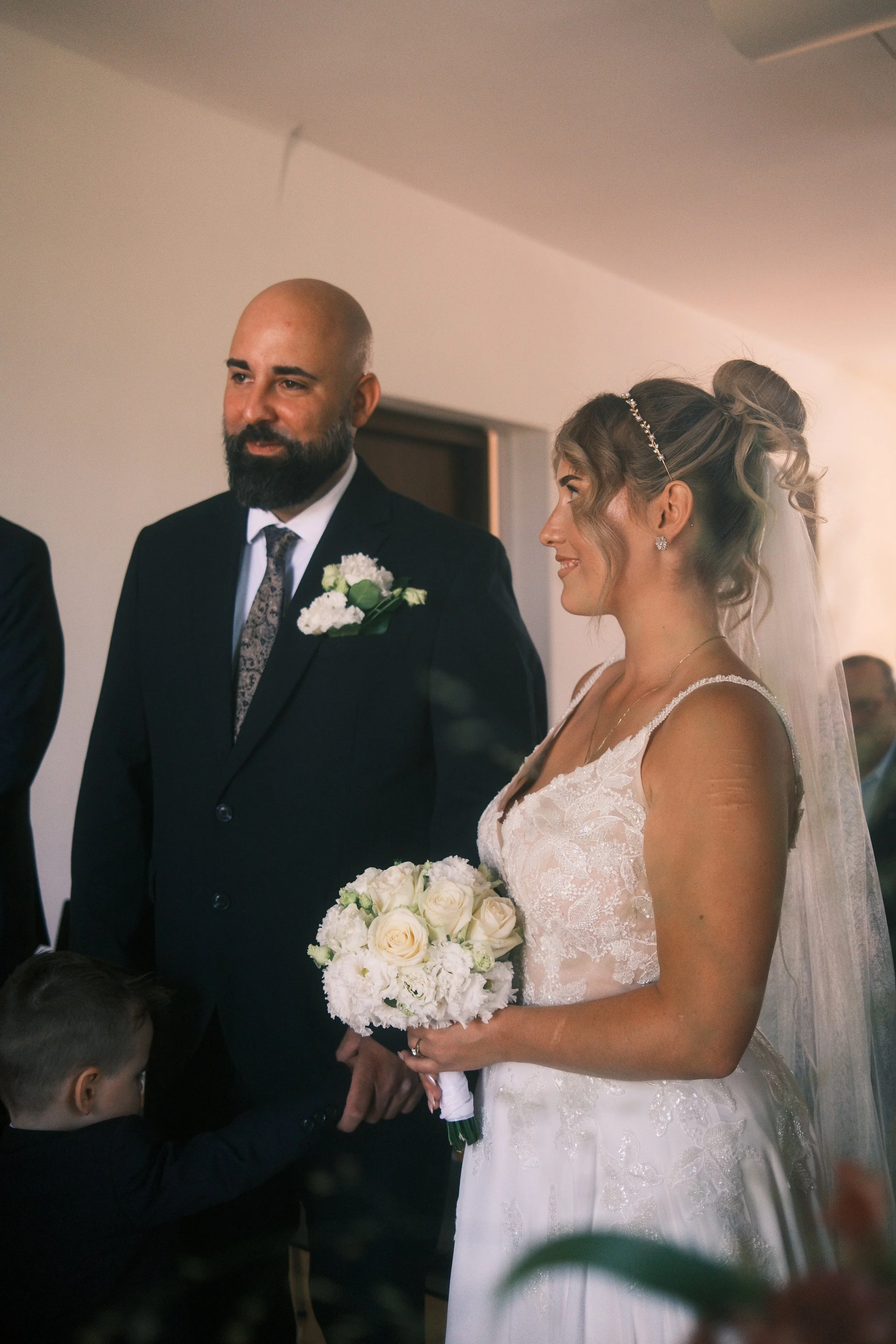 Brautpaar steht lächelnd nebeneinander kurz vor der Trauung, Hochzeit in Leipzig