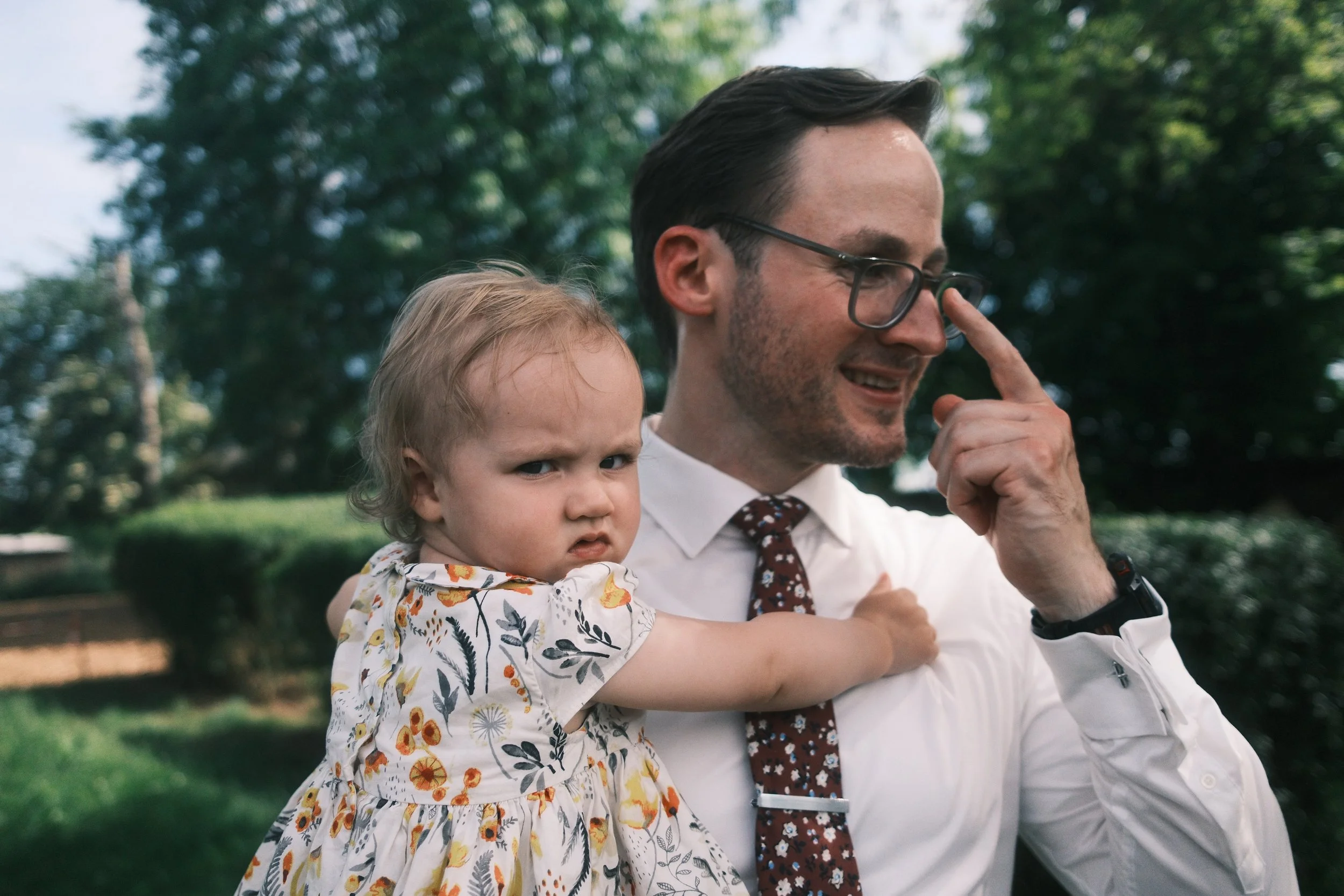Vater trägt kleine Tochter auf dem Arm bei einer Hochzeit in Leipzig