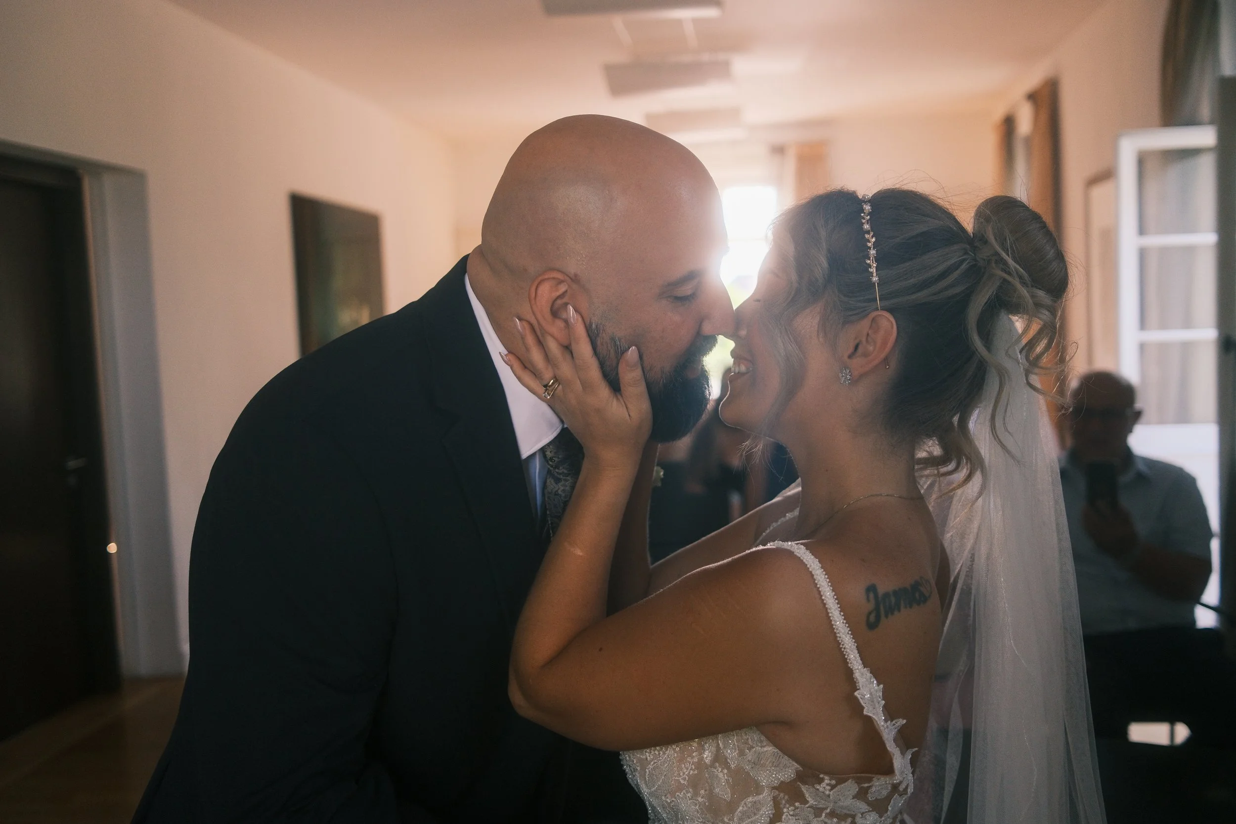 Brautpaar beim ersten Kuss nach der Trauung, Braut mit Schleier, Hochzeit in Leipzig