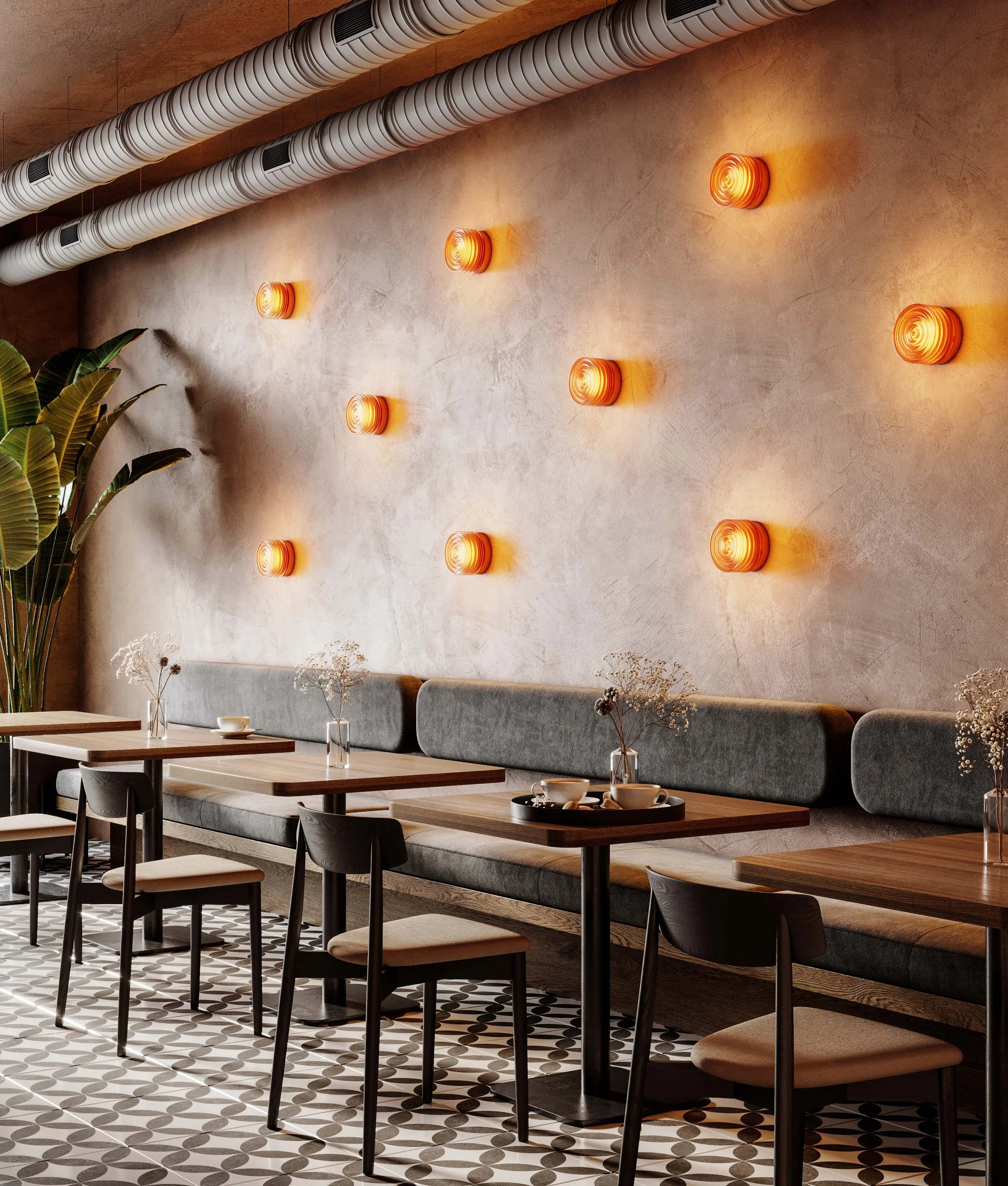 Innenaufnahme eines modernen Cafés mit Tischen, Stühlen, einer langen Sitzbank, Dekorationspflanzen, Wandlampen und schwarzen und weißen Fliesenboden.