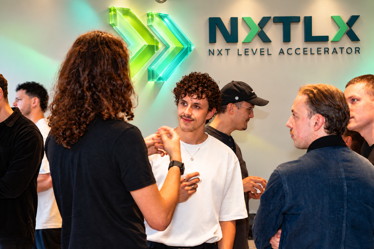 NXT LEVEL ACCELERATOR met lichtgevende chevrons.png