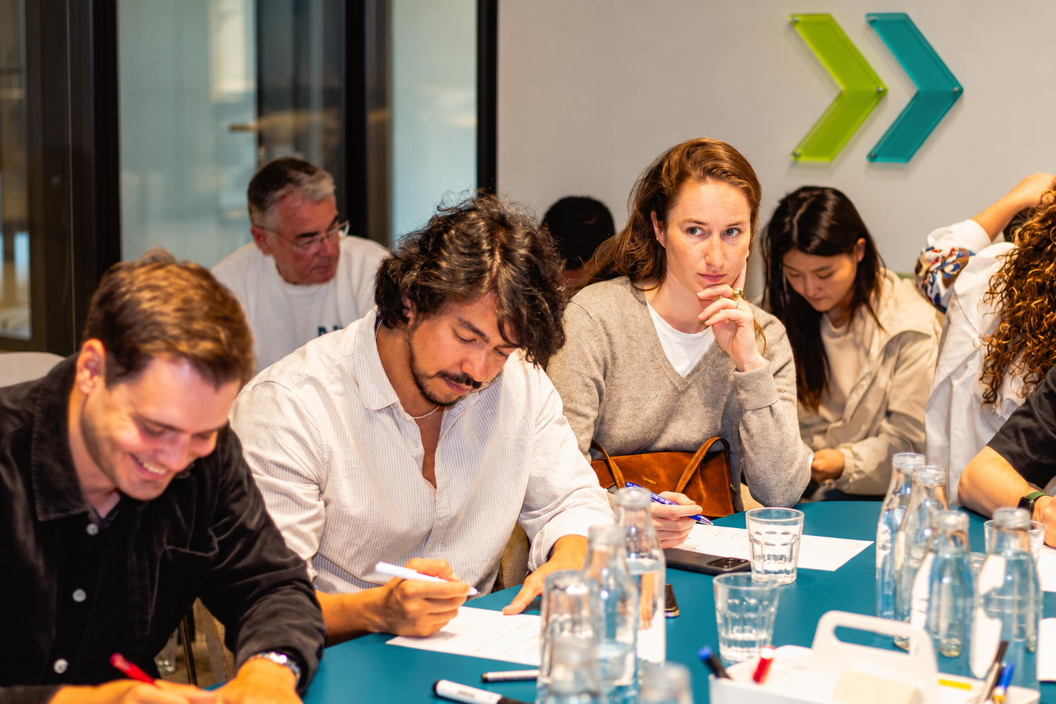 Warm onboarding-event met turquoise chevrons-1.png