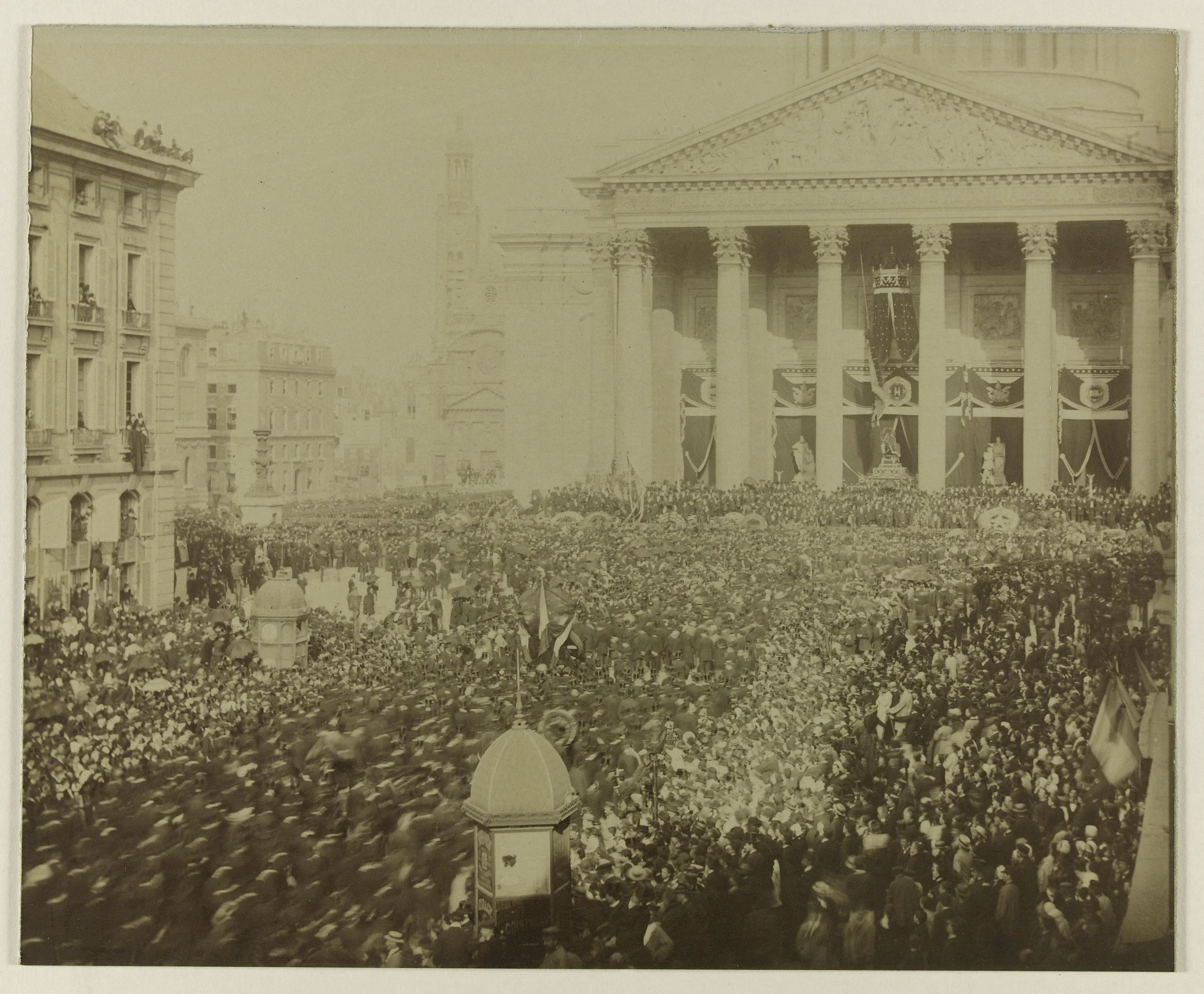   Funeral of Victor Hugo: Arrival of the coffin in front of the catafalque located under the Arc de Triomphe, 31 May 1885  