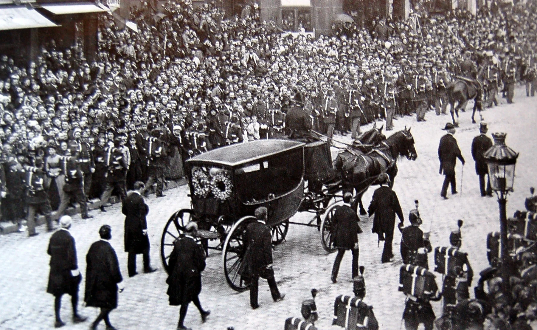 1er_juin_1885_-_Enterrement_Victor_Hugo.jpg