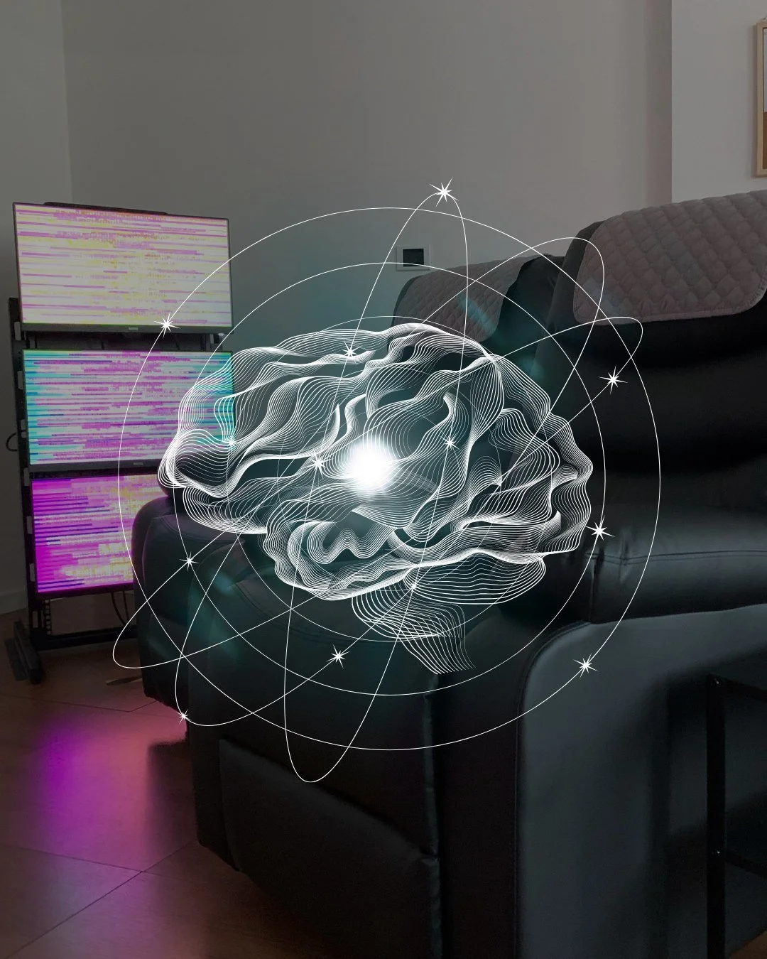 Immagine di un salotto con una poltrona nera, sfondo di pareti chiare, e tecnologia EESystem Light System. Un'illustrazione digitale di un cervello stilizzato bianco con linee ondulate e fasci di luce sovrapposto all'immagine.