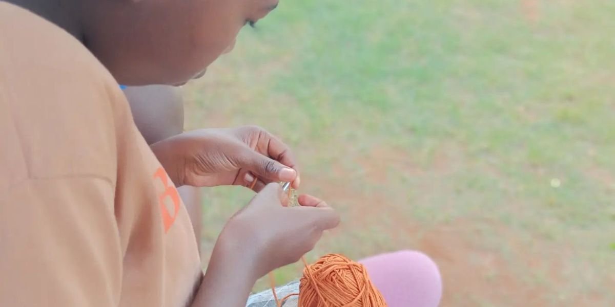 Haldt strikkekurs for born i Kenya