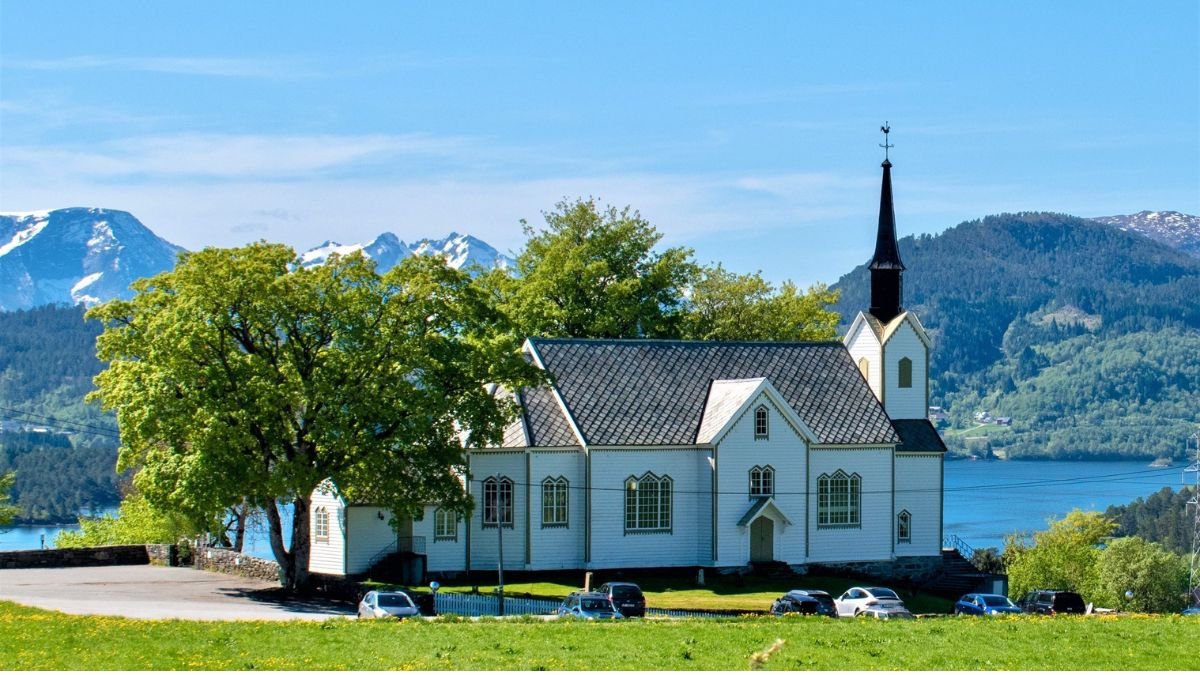 Besøk fra Ukraina i Skodje kyrkje