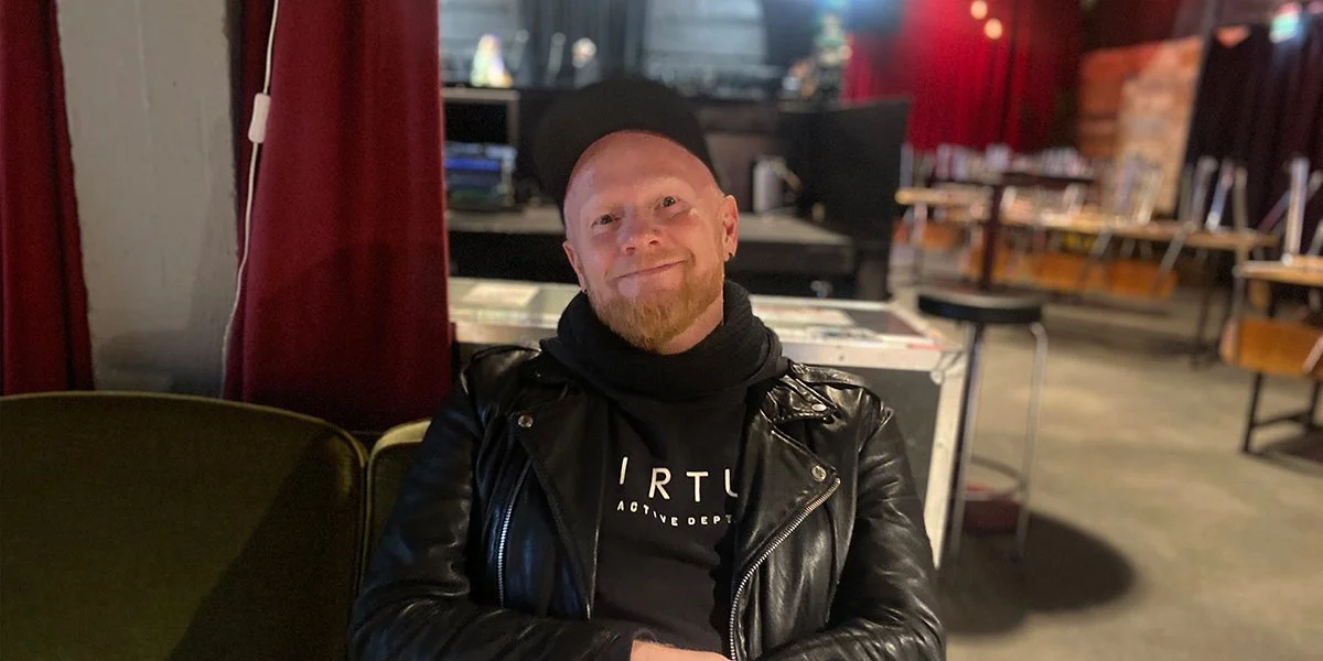 Går på scena saman med Gud