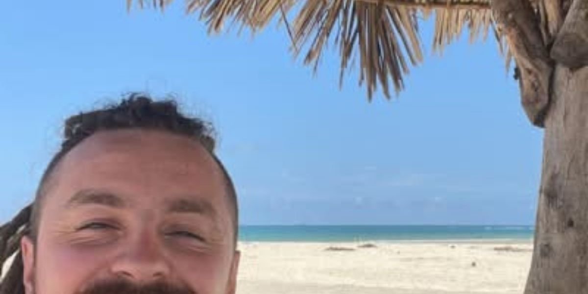 Mikal delte ut 2000 matkasser i Kenya
