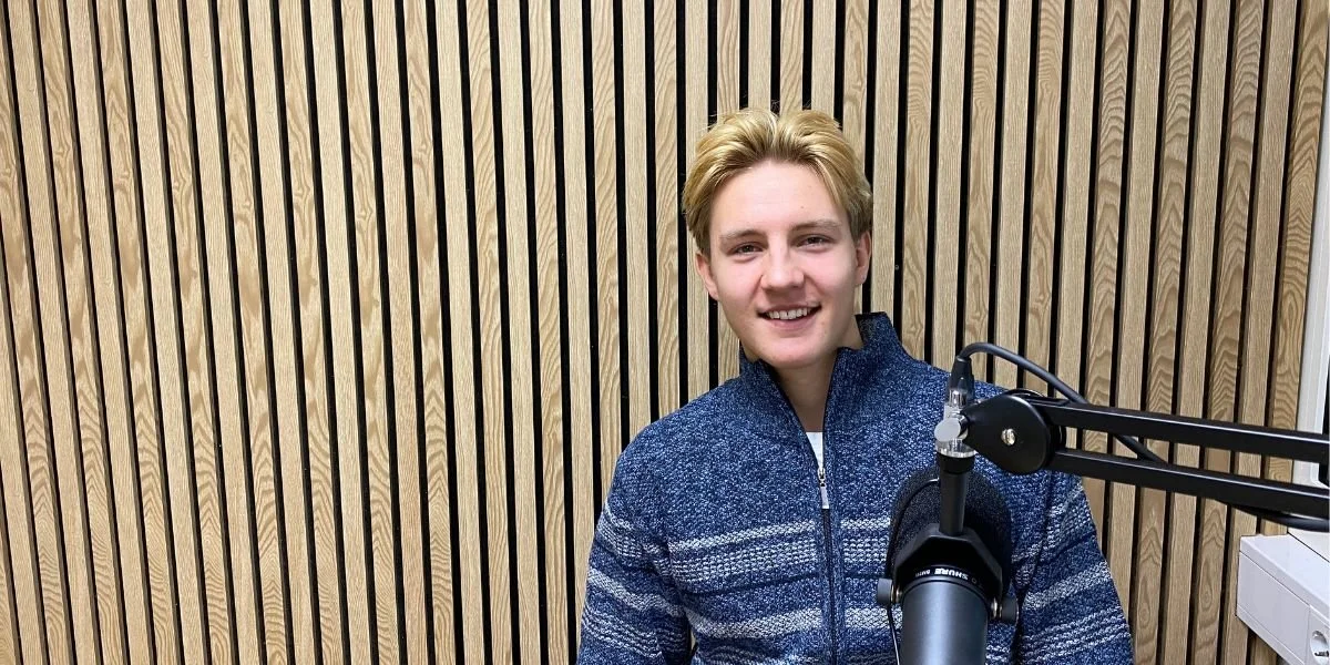 Unge Hender hjelp for eldre