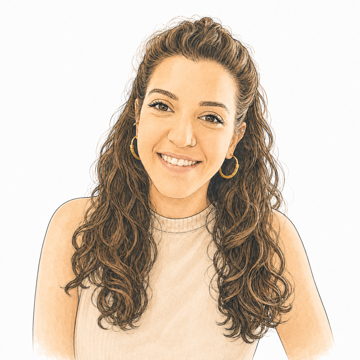 Jeune femme souriante avec cheveux bouclés longs portant des boucles d'oreilles en or et un haut beige à col rond, contre un fond blanc.