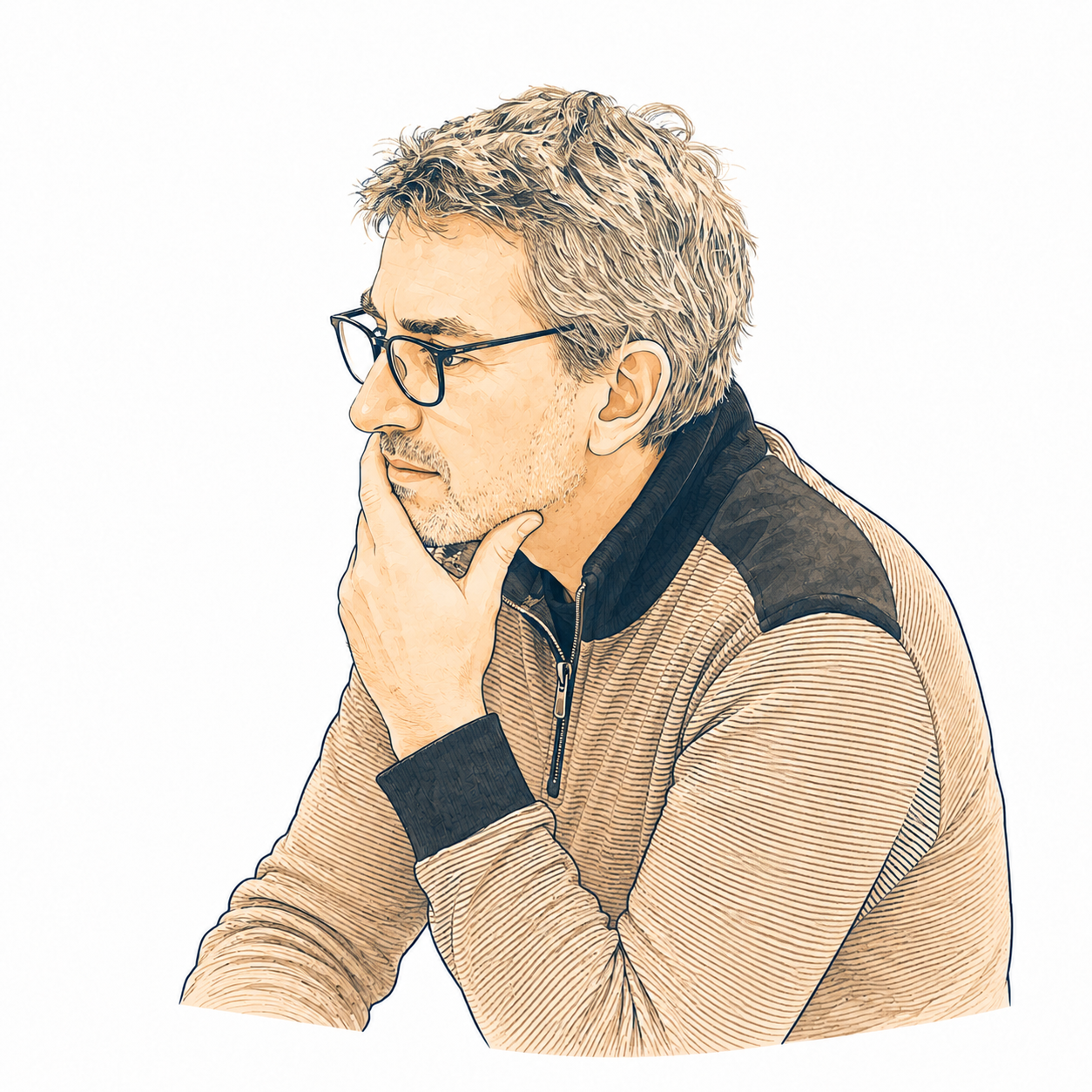 Un homme avec des lunettes, portant un pull beige avec des accents noirs, en train de réfléchir, les mains près du menton.