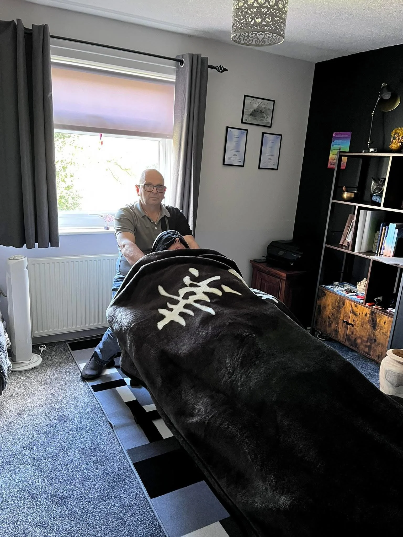 Kevin Angelic Reiki practitioner giving reiki to a client