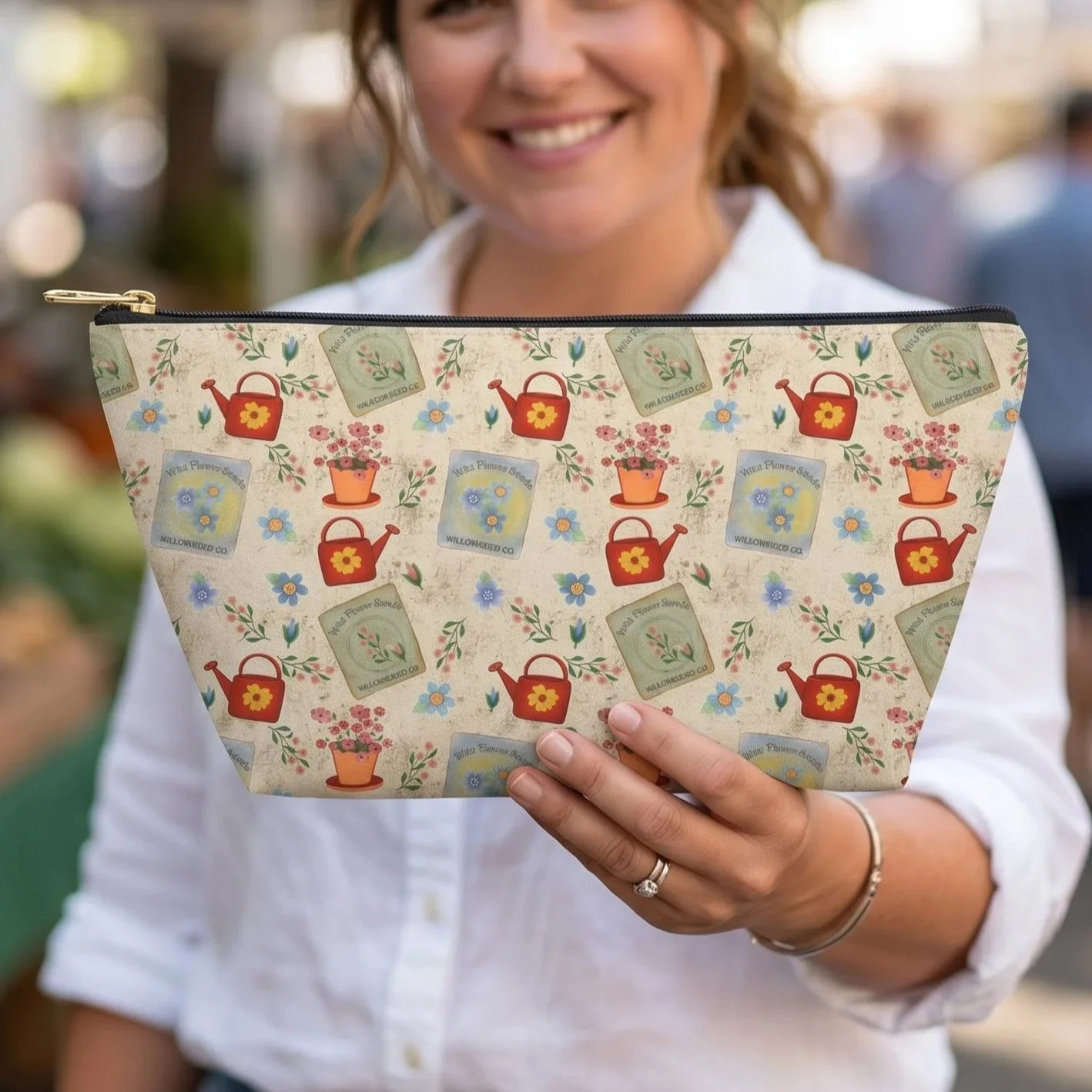 Farmhouse+purse+with+women+at+a+farmers+market.jpg