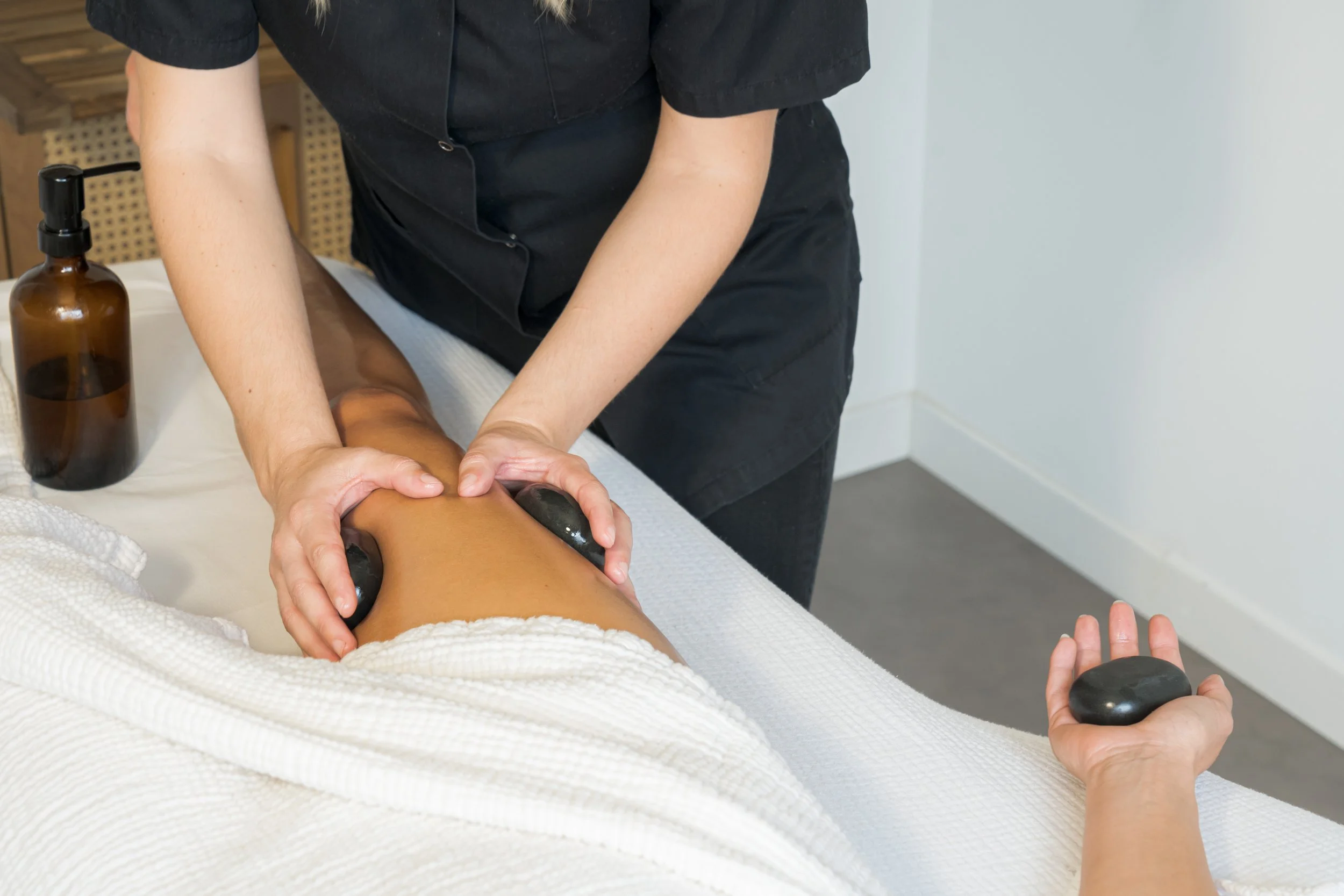 Massage aux pierres chaudes Biarritz — Lucie Salinas