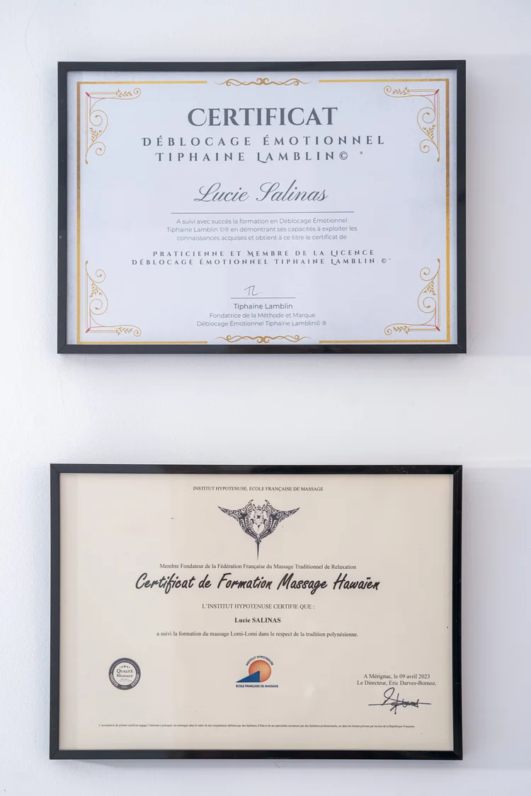 Certifications de Lucie Salinas affichées au cabinet