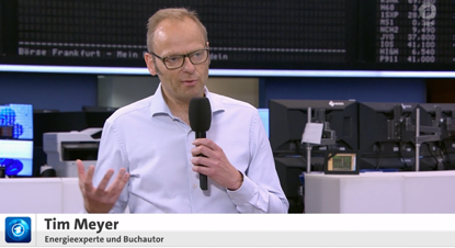 Als Energieexperte und Buchautor ist Dr. Tim Meyer ein gefragter Gesprächspartner in Medien und in Fachformaten. Ob Bühne, Podcast oder Print – er bringt komplexe Zusammenhänge auf den Punkt.