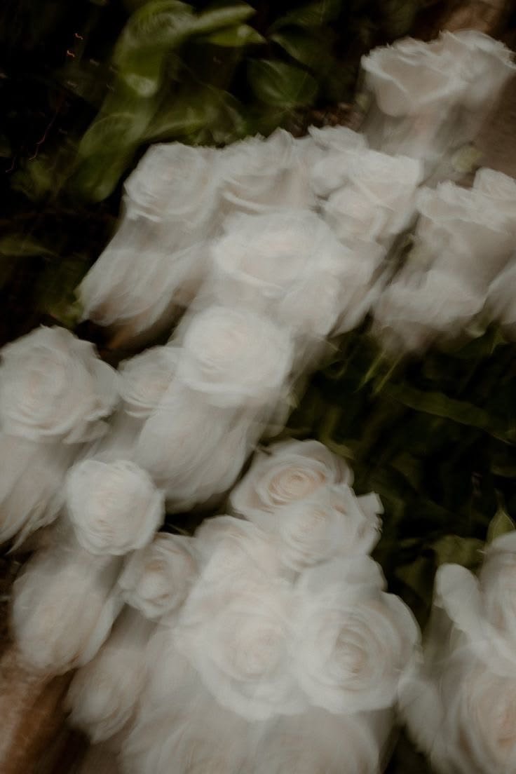 Allestimenti floreali su misura per matrimoni ed eventi firmati Jardin La Ménagère. Floral design contemporaneo, composizioni botaniche e scenografie floreali personalizzate.