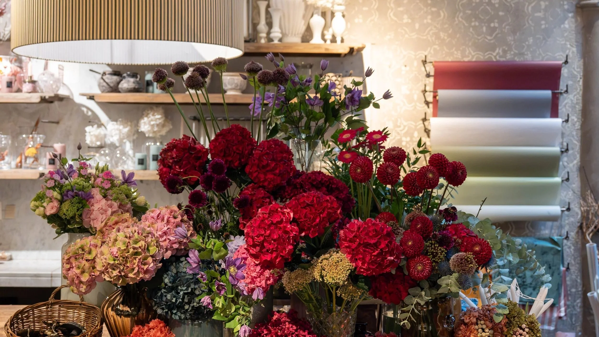 Esposizione di fiori freschi e composizioni floreali presso il negozio di Jardin La Ménagère a Firenze.