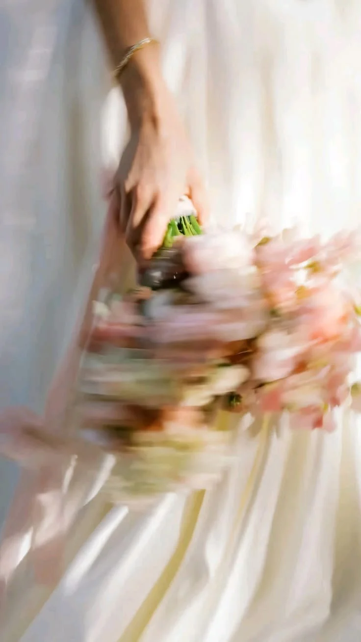 Allestimenti floreali su misura per matrimoni ed eventi firmati Jardin La Ménagère. Floral design contemporaneo, composizioni botaniche e scenografie floreali personalizzate.