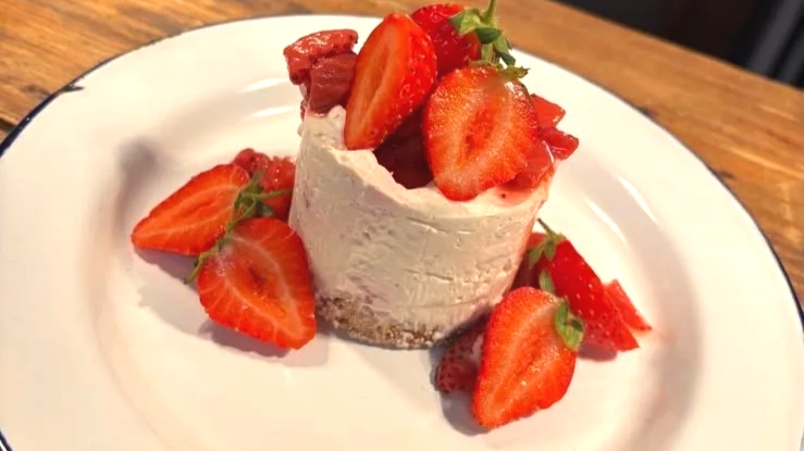 strawberry+cheese+cake+pub+food+in+spalding.png