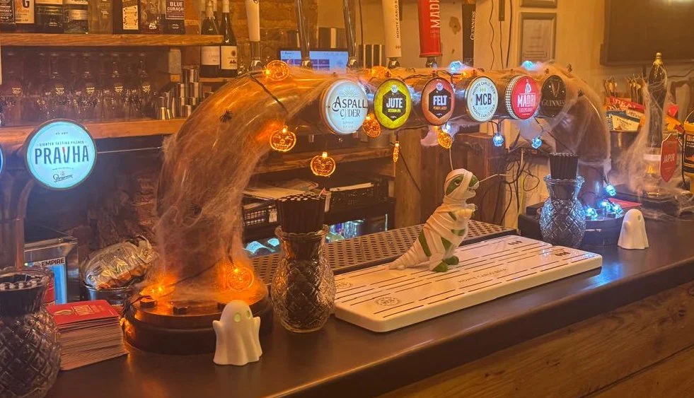🦖👻 WE NEED YOUR HELP AT THE HOLE IN THE WALL! 😂

Our Halloween decoration have gone a bit Jurassic ( i know...dont ask)&hellip; and this little fella has taken over the bar! 🍻🦖

But there&rsquo;s just one problem&hellip; HE HASN&rsquo;T GOT A NA