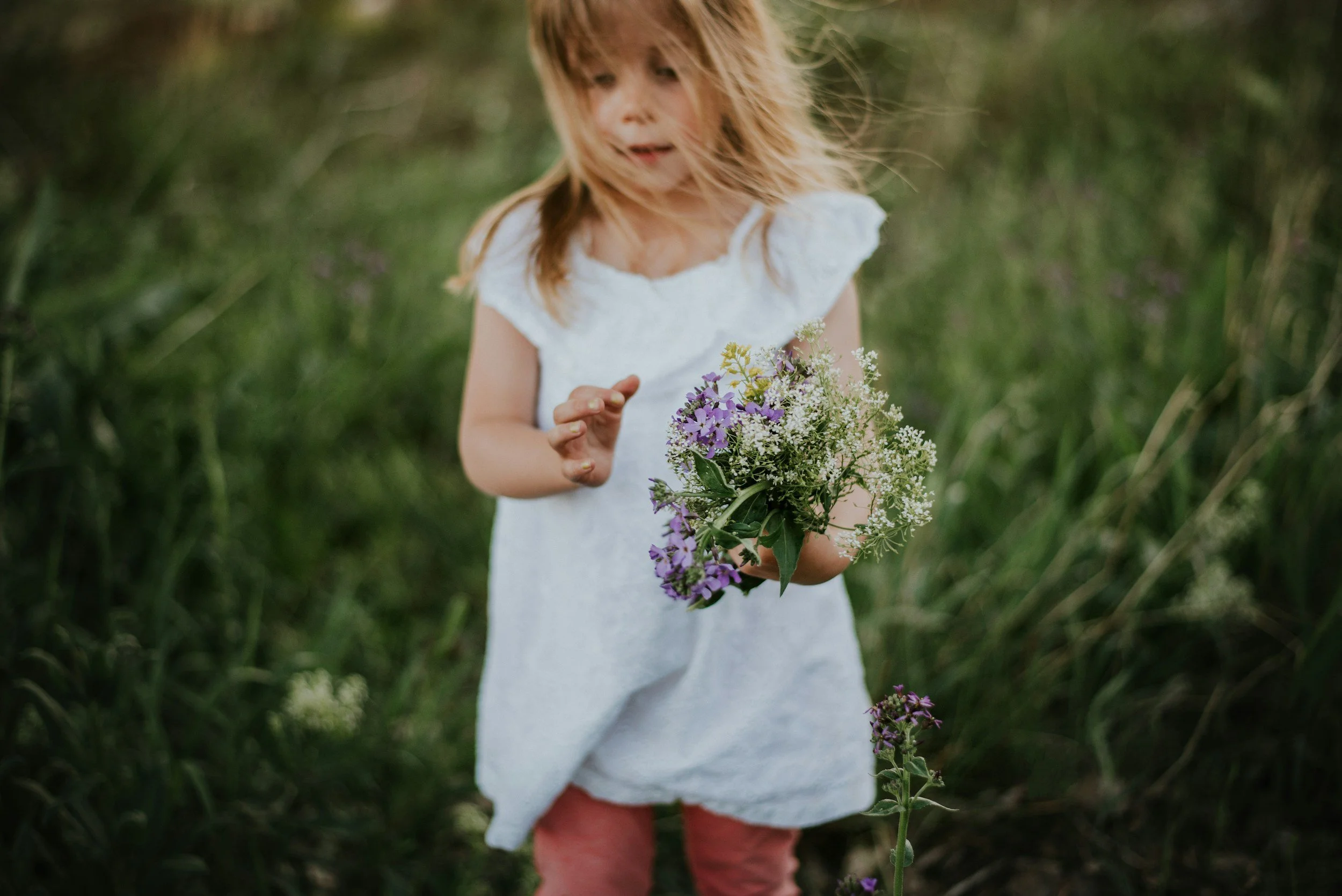 Veiledning av spirituelle og sensitive barn. Barn er mer åpne av natur og har lettere kontakt med åndeverdenen enn voksne. Lurer du på hvordan du skal respondere på eventuelle spirituelle opplevelser som barnet har?
