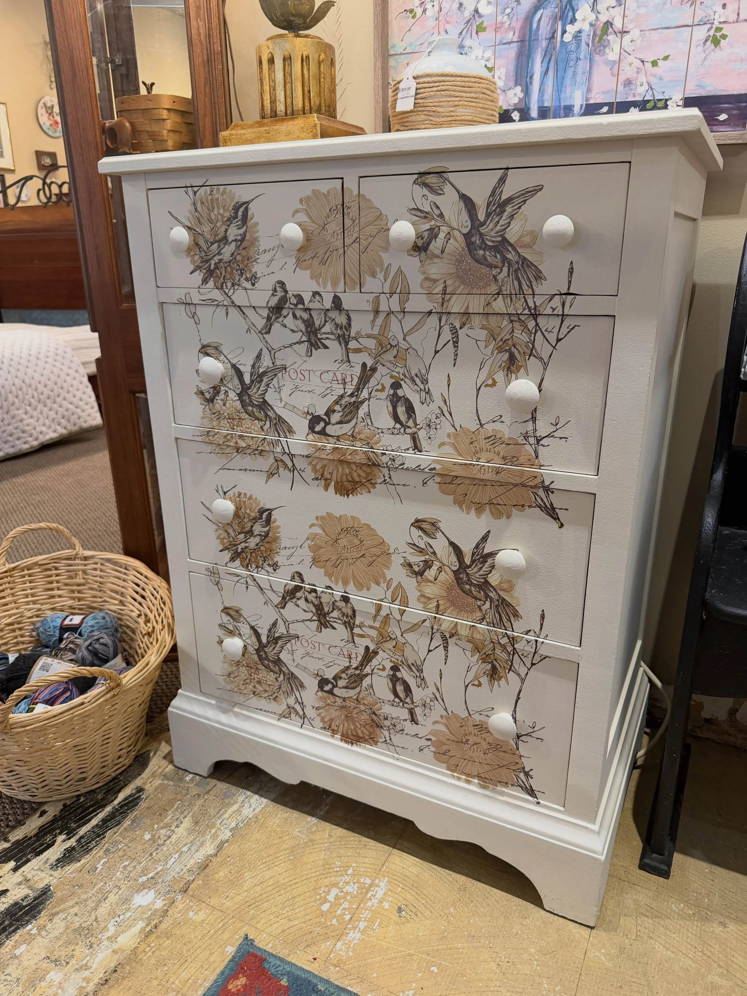 Some things catching our eye in the shop lately. 👀

Shop local at:
Crossroads Estate Sales Downtown Troy
113-115 E Main St.
Troy, OH 45373

Hours: Monday-Saturday 10-5