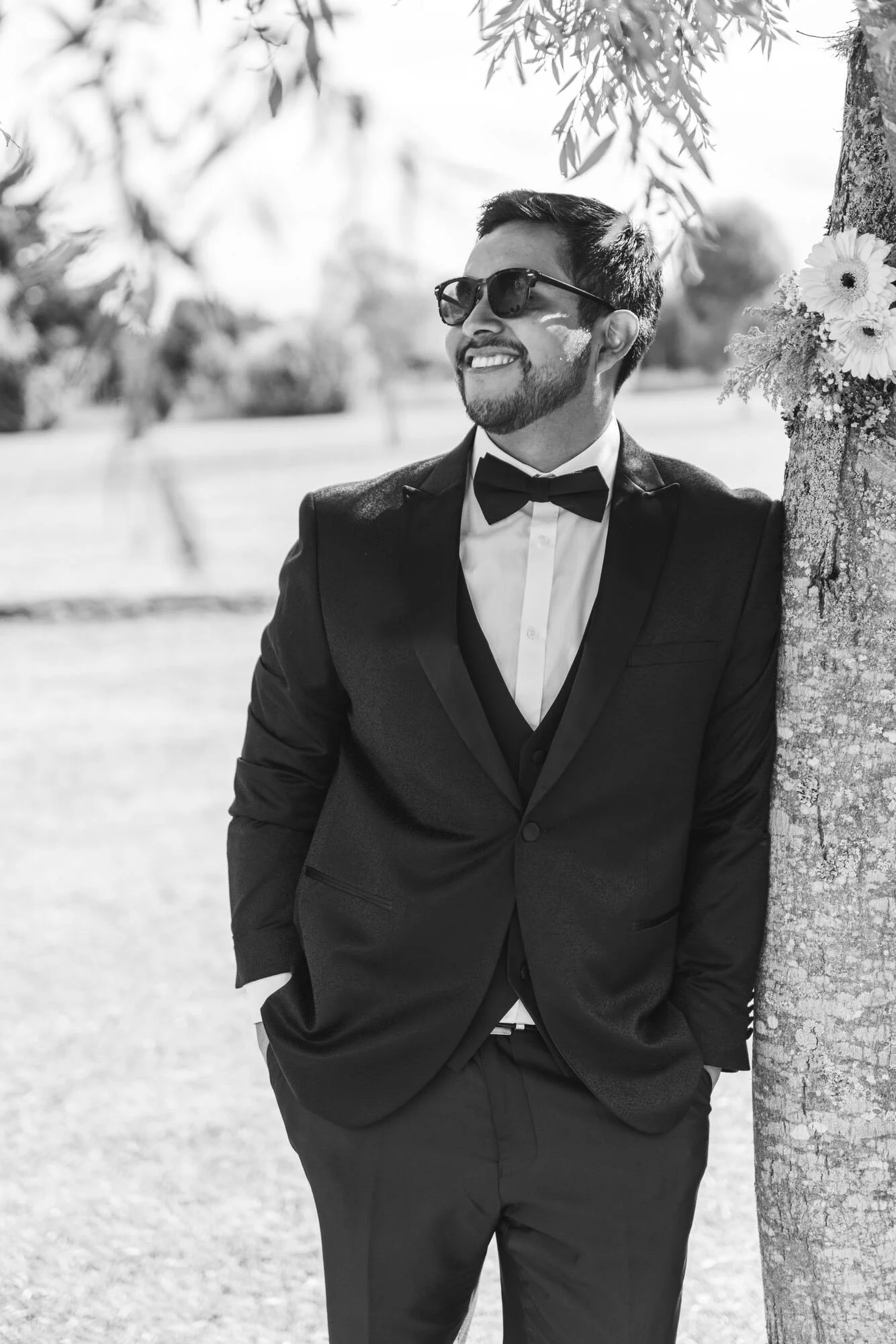 Retrato del novio apoyado en un árbol, en blanco y negro, Quilquico, Chiloé	