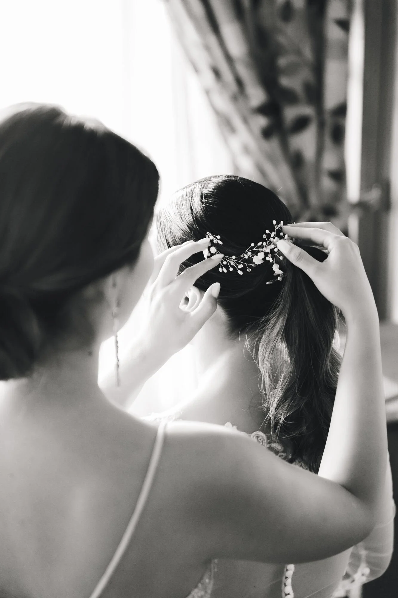 Colocación del tocado en el peinado de la novia, en blanco y negro, preparativos en Chiloé