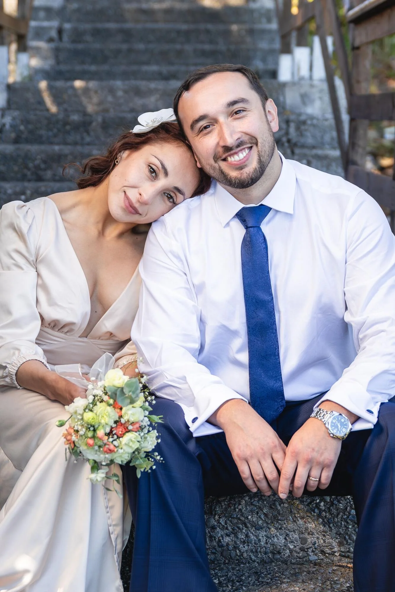 Los novios abrazados y sonrientes durante su sesión de fotos en Dalcahue, Chiloé	