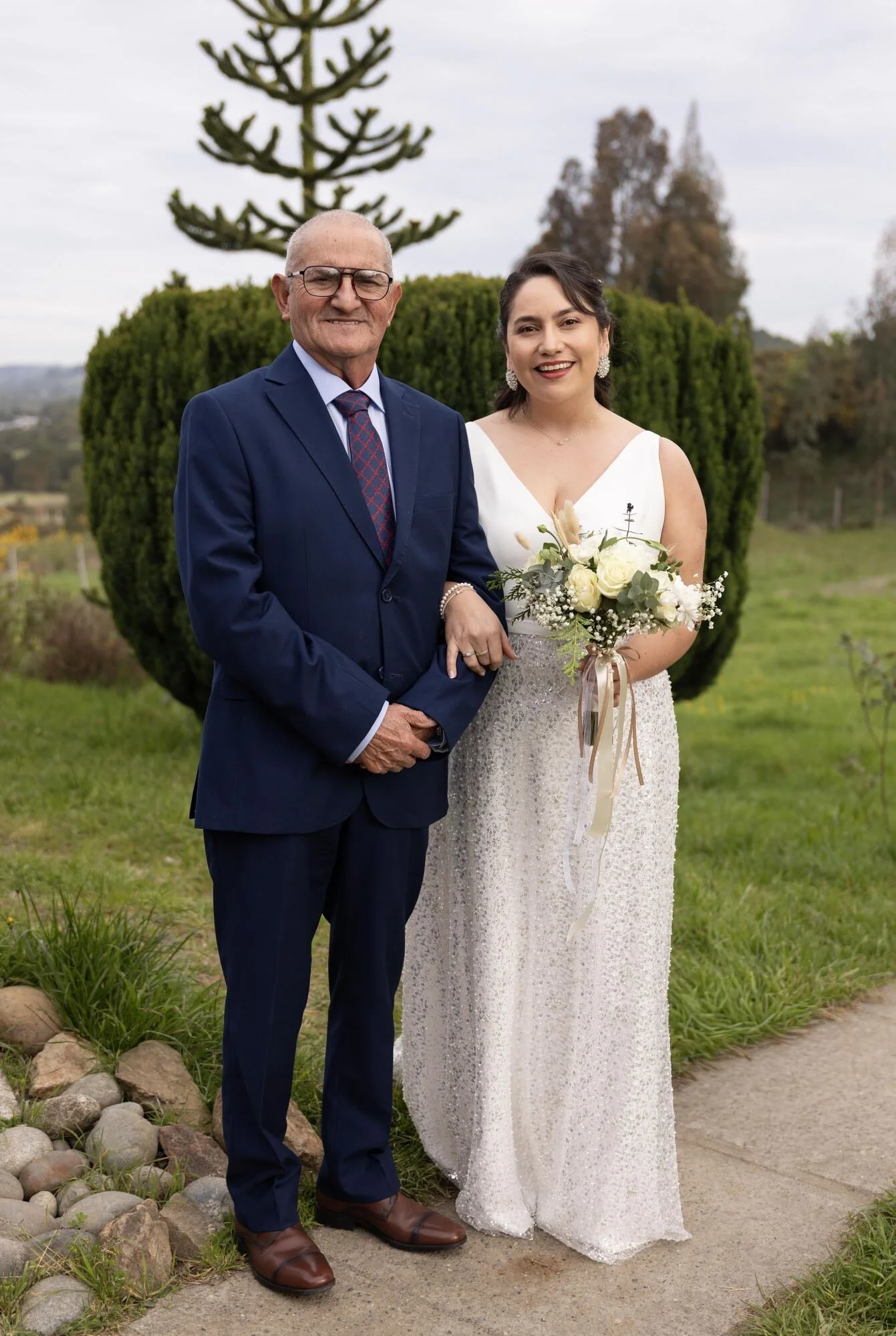 La novia posando junto a su padre antes de la ceremonia en Castro, Chiloé	