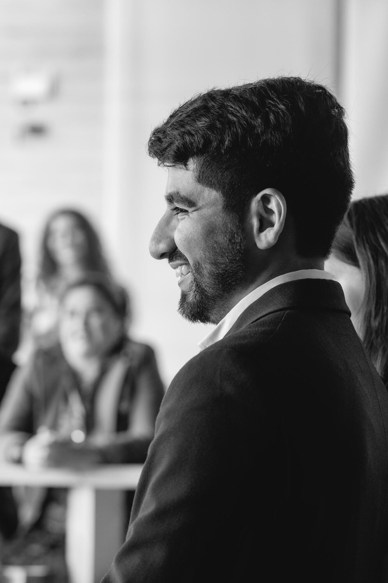 Retrato del novio de perfil, en blanco y negro, matrimonio en Castro, Chiloé	