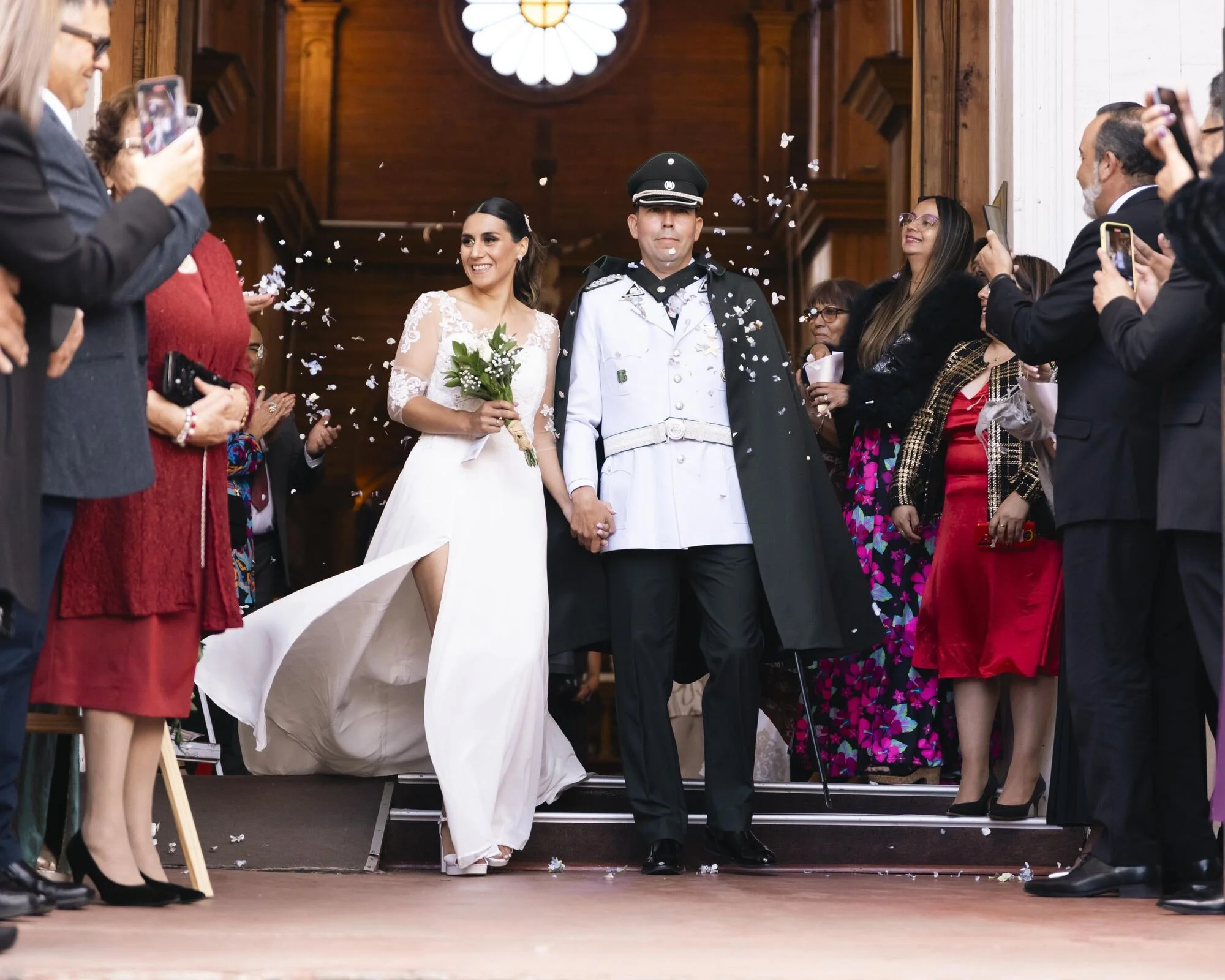 Los novios salen de la iglesia entre pétalos y aplausos de los invitados, Castro, Chiloé 