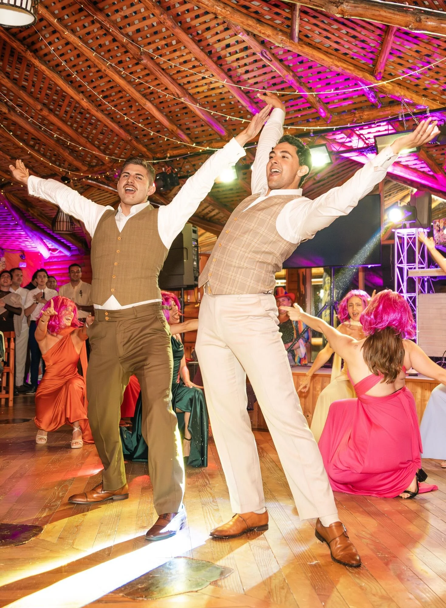 Primer baile de los novios en el quincho de madera durante la fiesta en Ancud, Chiloé