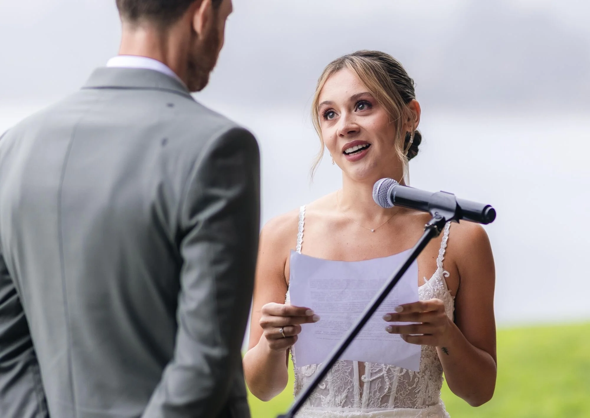 La novia leyendo su discurso frente al novio en la ceremonia, Refugia, Castro
