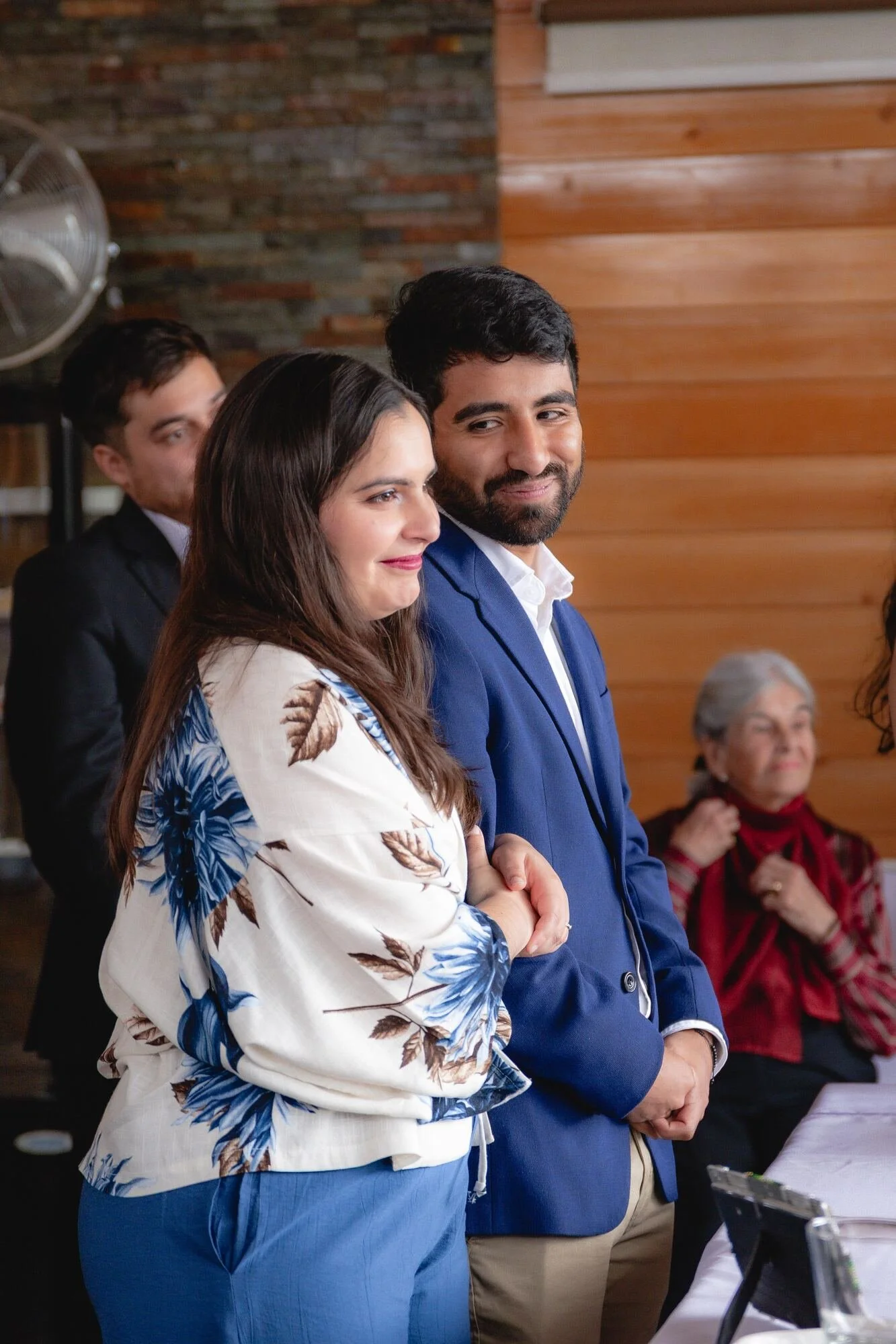 Los novios tomados del brazo durante su ceremonia civil en Castro, Chiloé	