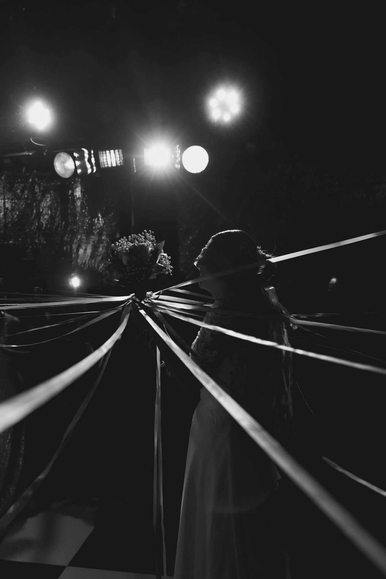 Baile de cintas durante la fiesta, fotografía en blanco y negro de una boda en Chiloé