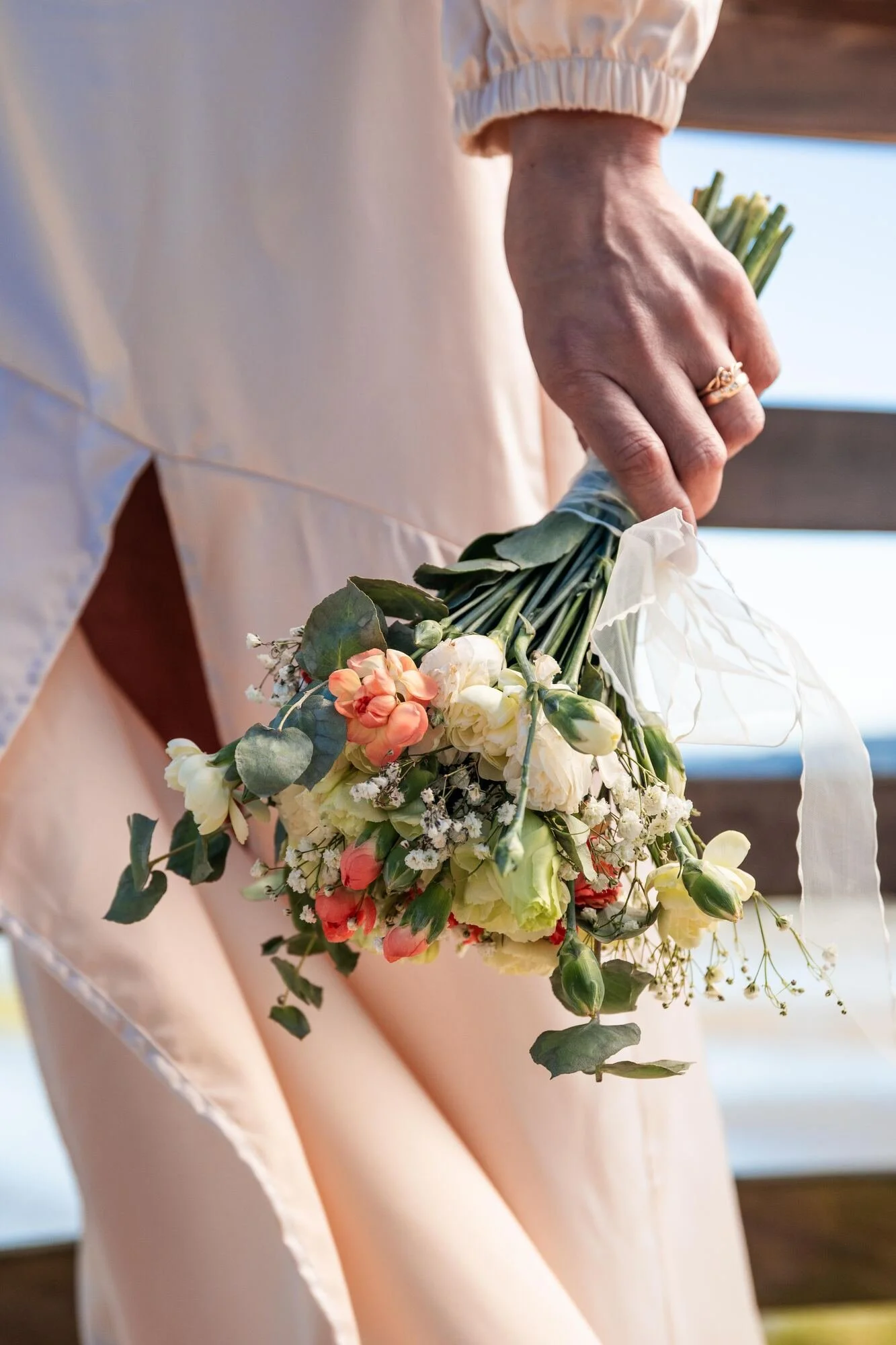 Detalle del ramo de novia con flores de colores, matrimonio en Dalcahue, Chiloé