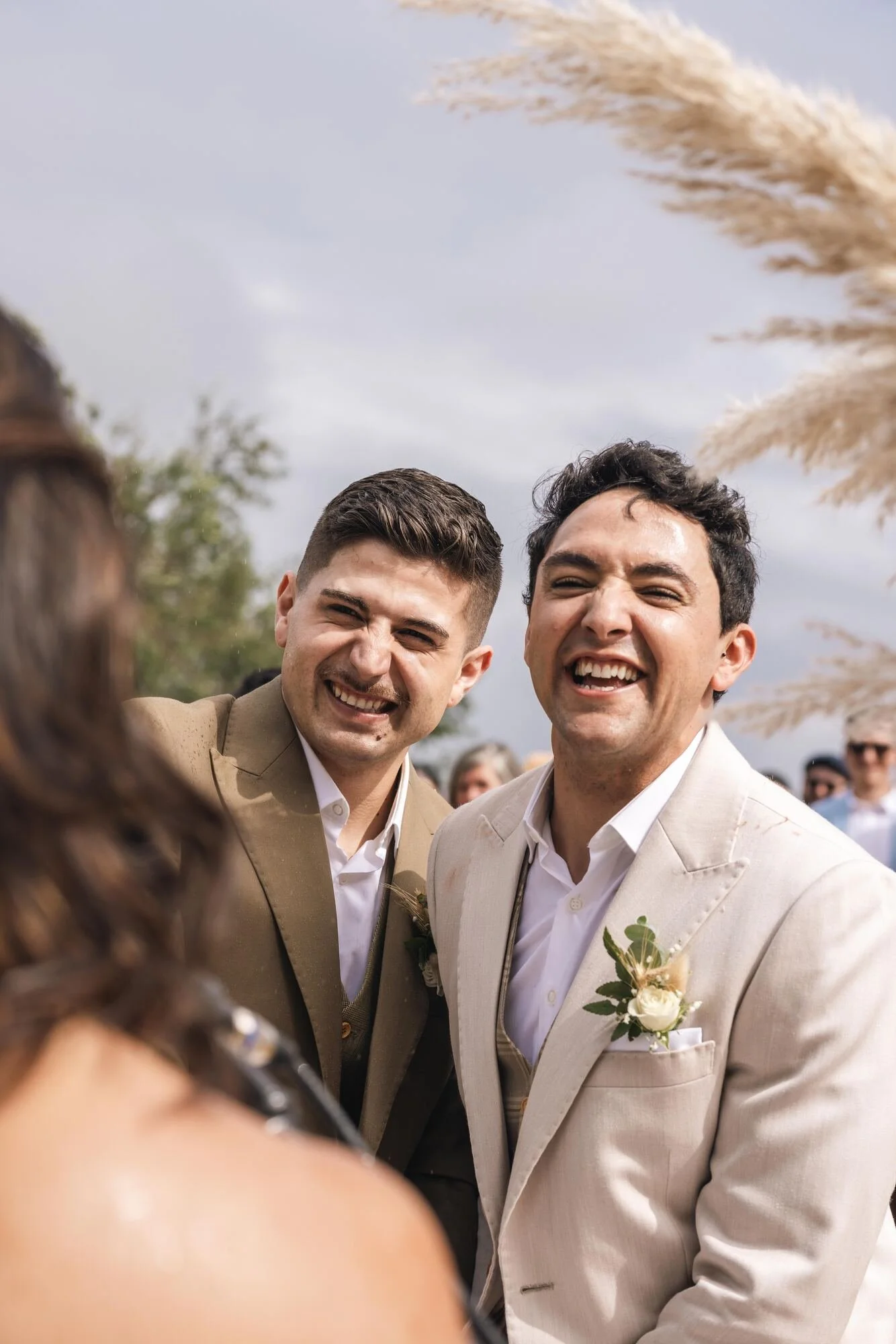 Los novios riendo durante la ceremonia de su boda igualitaria en Chiloé