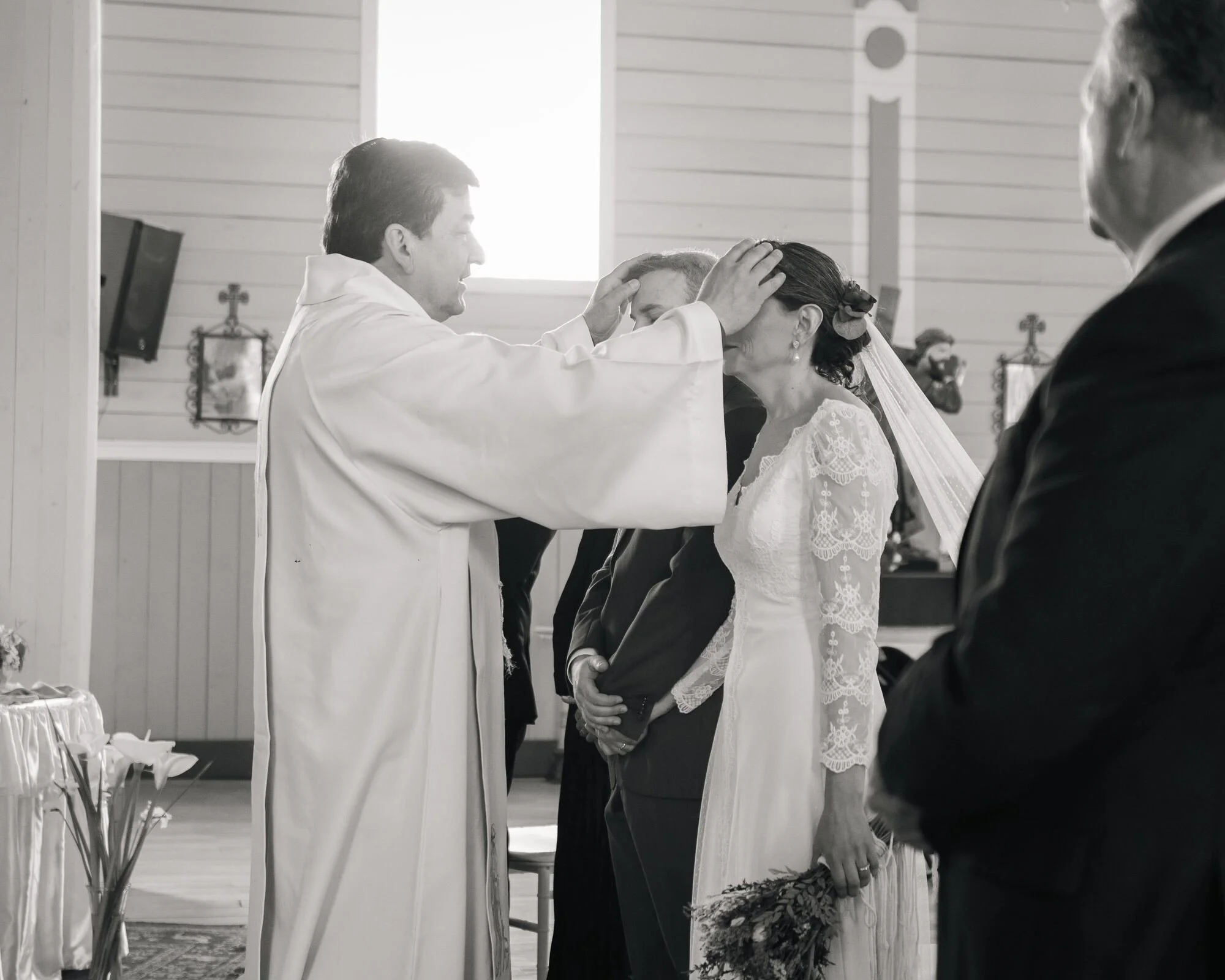 Bendición del sacerdote a los novios durante la ceremonia religiosa en Chiloé	