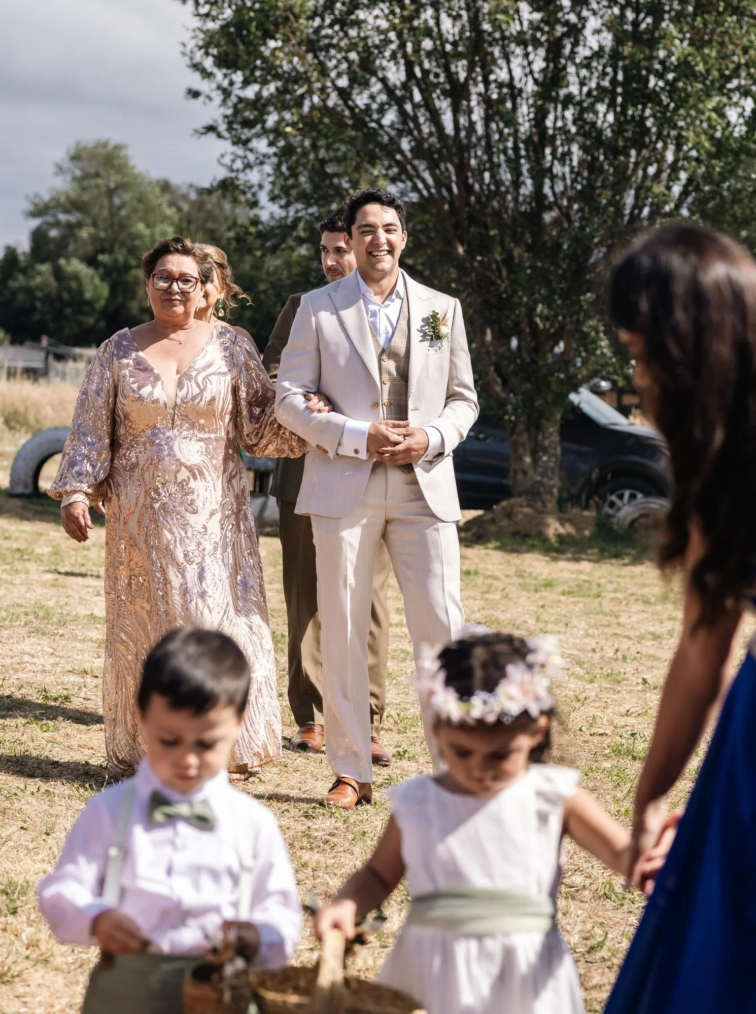 Entrada del novio acompañado de su madre al inicio de la boda igualitaria en Ancud