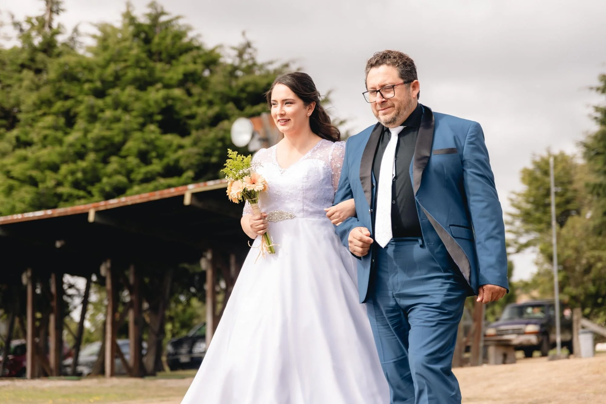Entrada de la novia acompañada de su padre hacia la ceremonia en Quilquico, Chiloé	