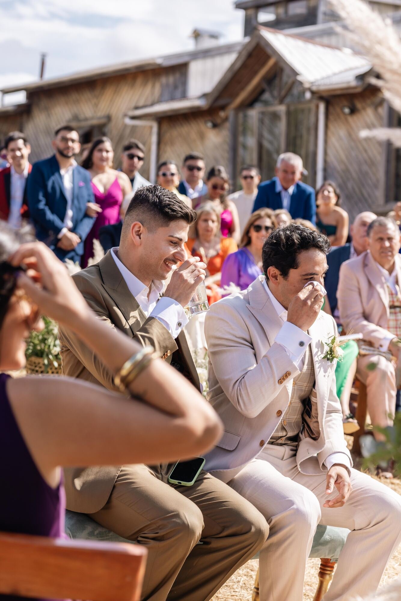 Los novios emocionados durante la ceremonia de su boda igualitaria en Ancud, Chiloé