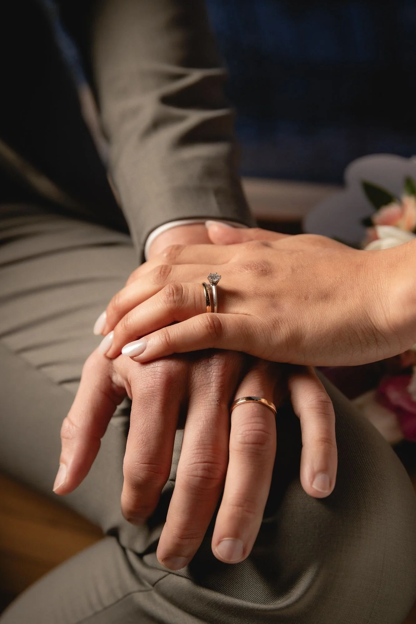 Detalle de las manos de los novios con sus argollas, Refugia, Castro, Chiloé
