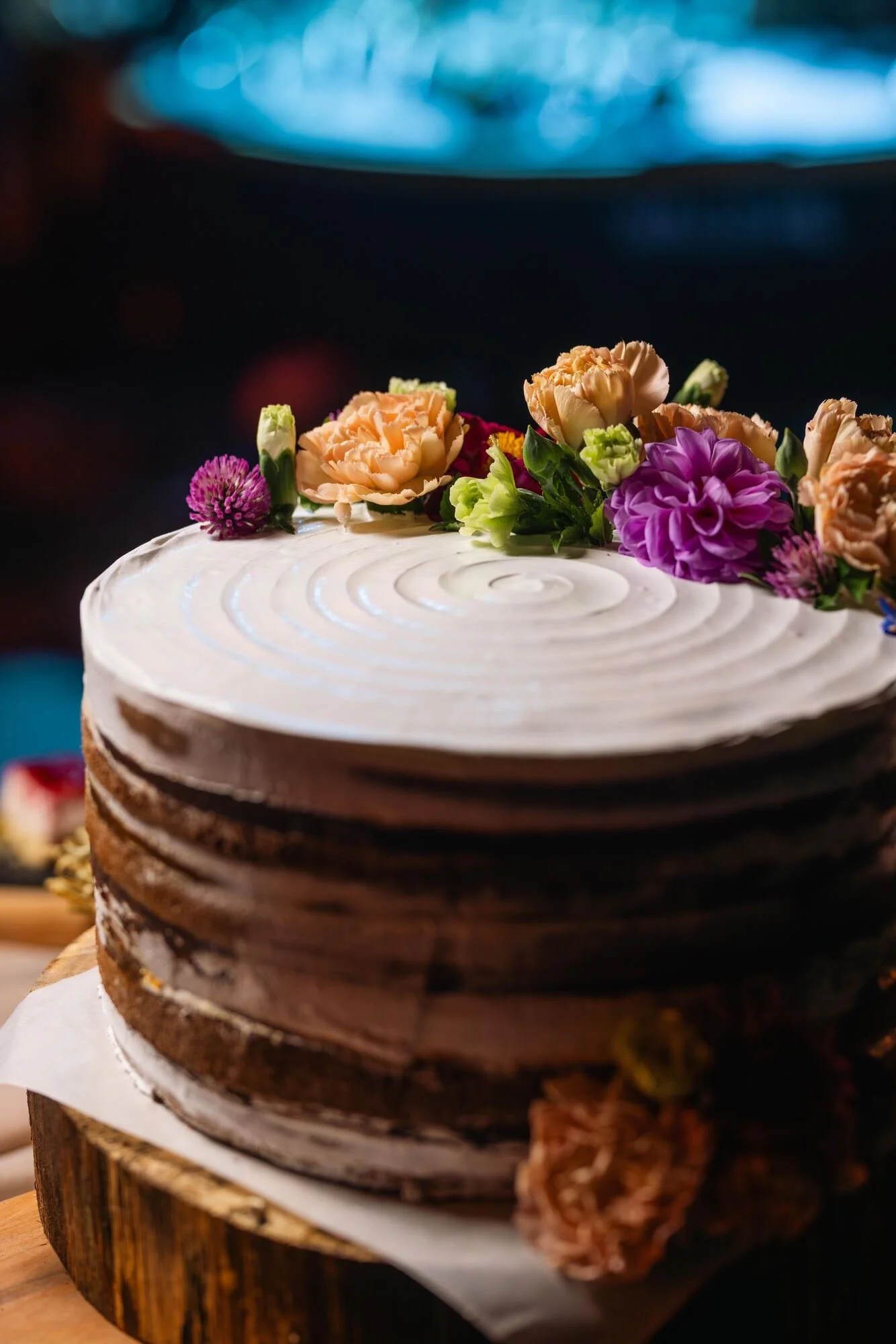 Torta estilo naked cake con flores durante la fiesta en Refugia, Castro