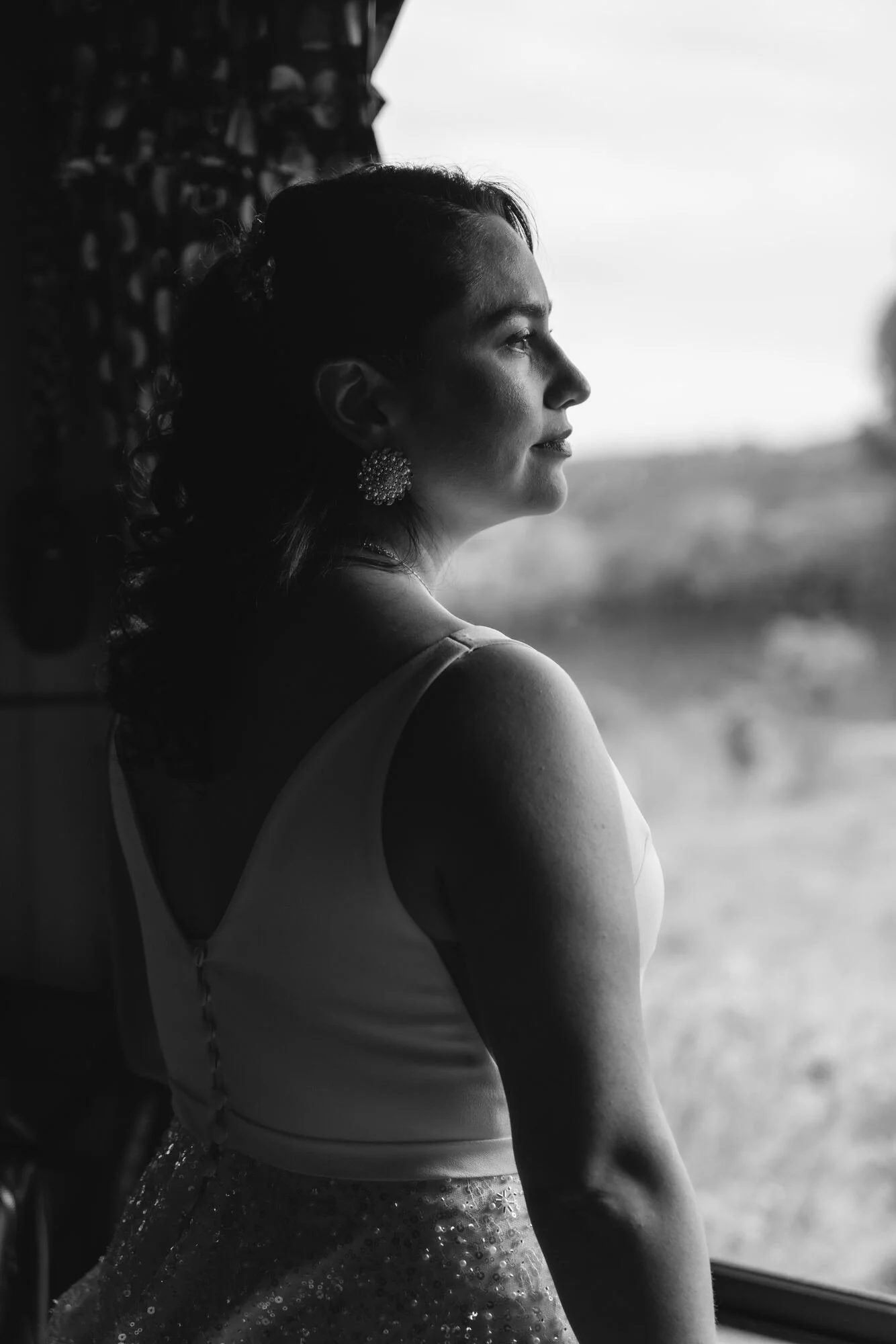 Retrato de perfil de la novia, fotografía en blanco y negro, boda en Castro, Chiloé	