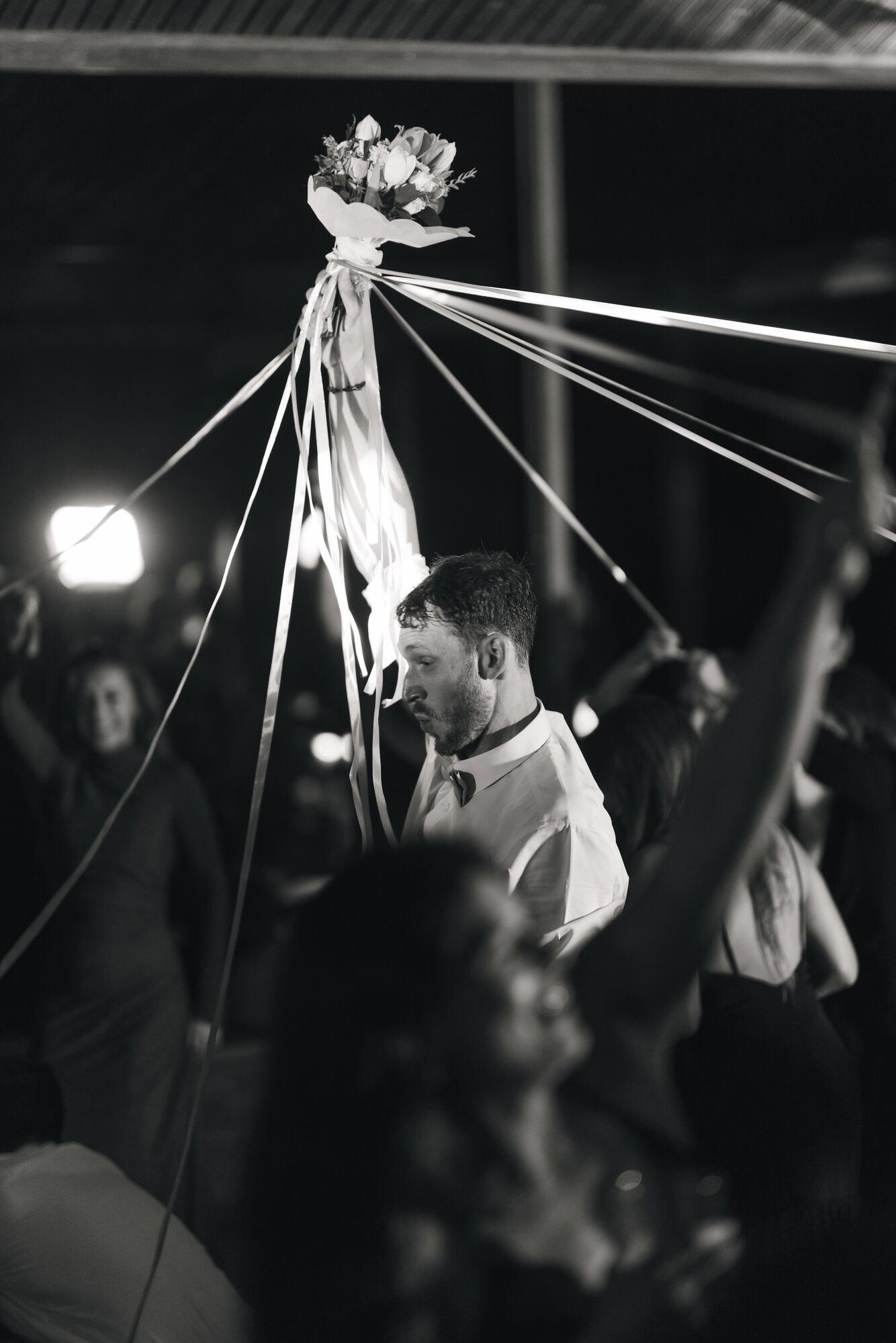 Lanzamiento del ramo entre las invitadas, en blanco y negro, Castro, Chiloé