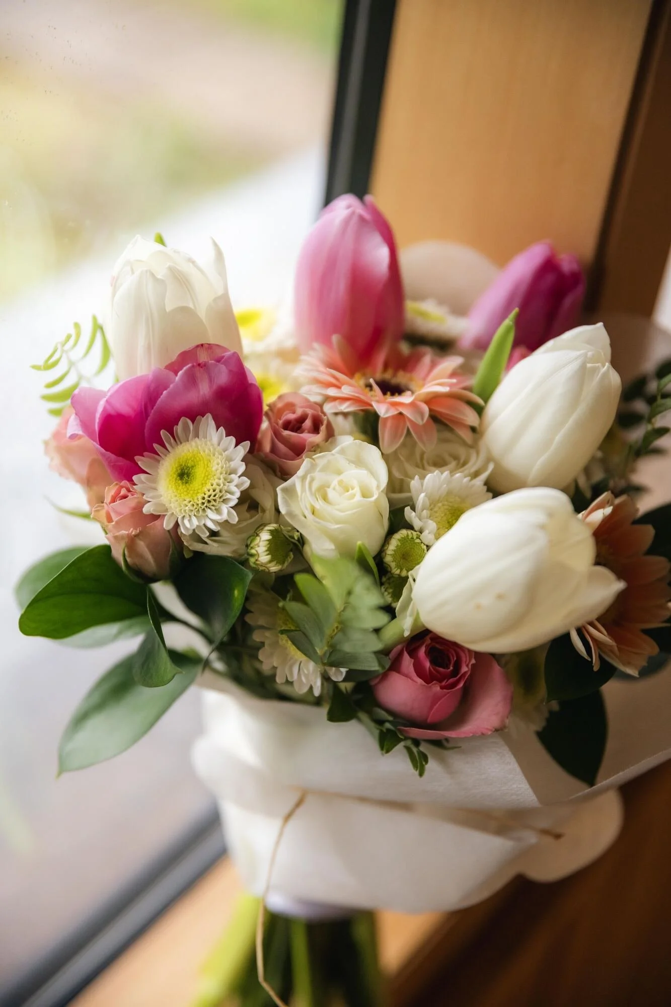 Ramo de novia con tulipanes y flores de colores, boda en Refugia, Castro, Chiloé