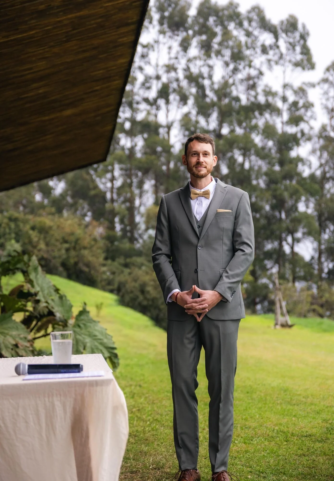El novio esperando el inicio de la ceremonia en el jardín de Refugia, Castro